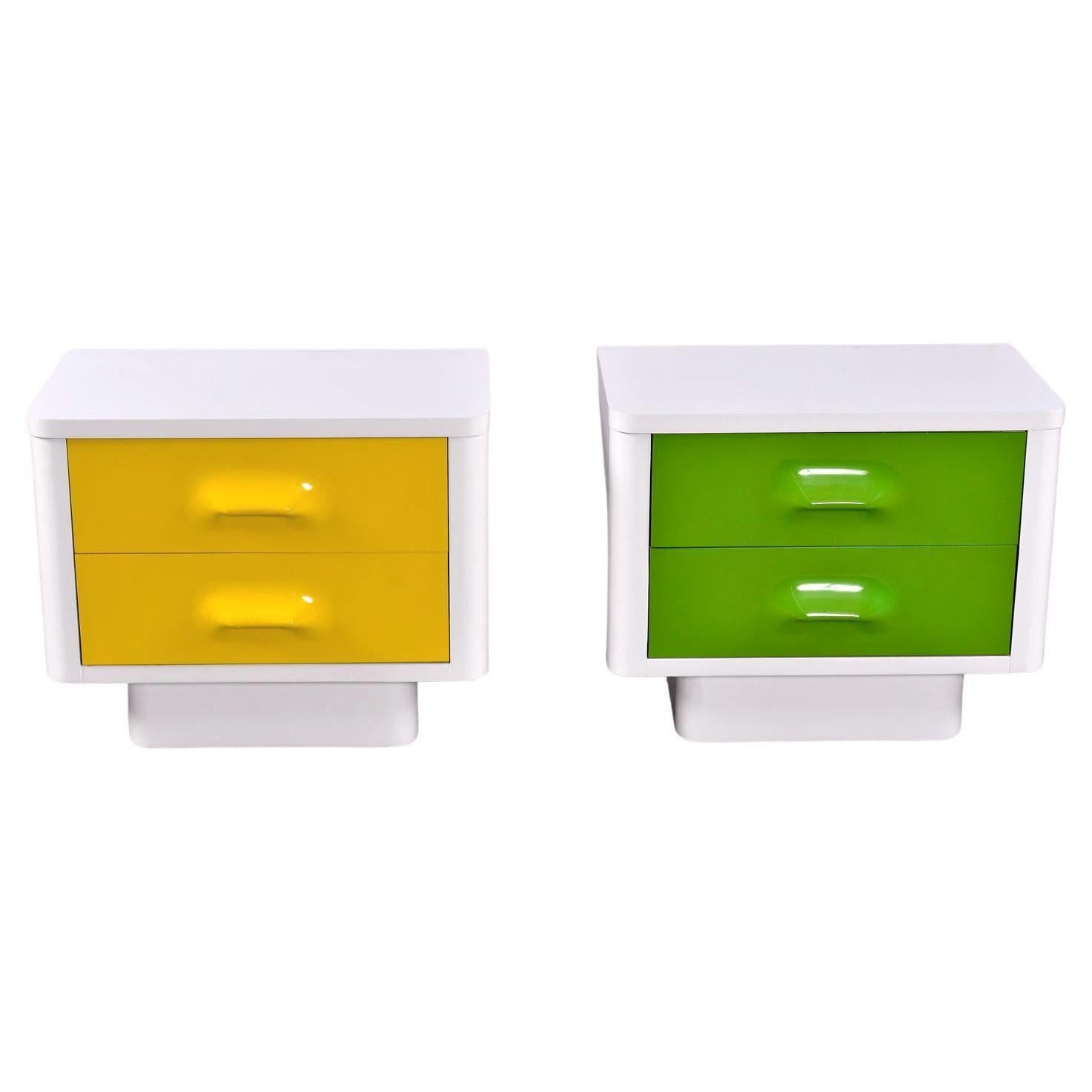 Pareja de mesillas de noche de mediados de siglo Raymond Loewy inspiradas en el capítulo uno amarillo verdoso Estadounidense en venta