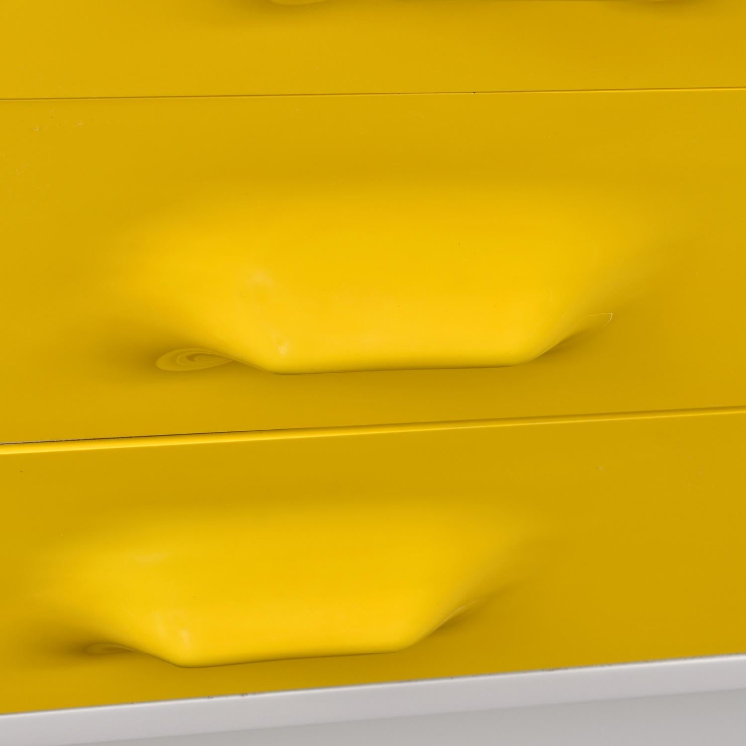 Paire de commodes jaune d'inspiration Raymond Loewy Chapter One par Broyhill Premier en vente 4
