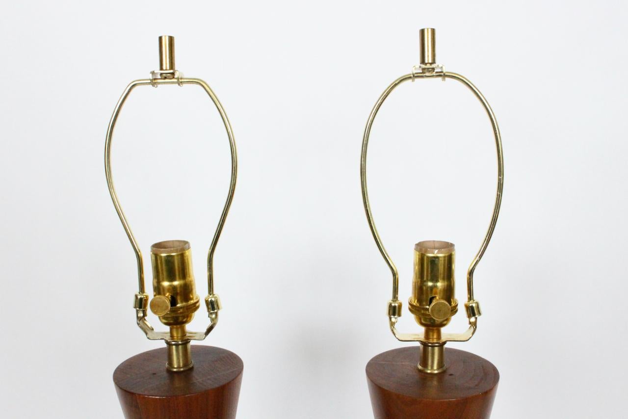 Ein Paar Sanduhr-Tischlampen aus Nussbaumholz von Raymond Pfennig für Zina, 1960er Jahre im Angebot 5