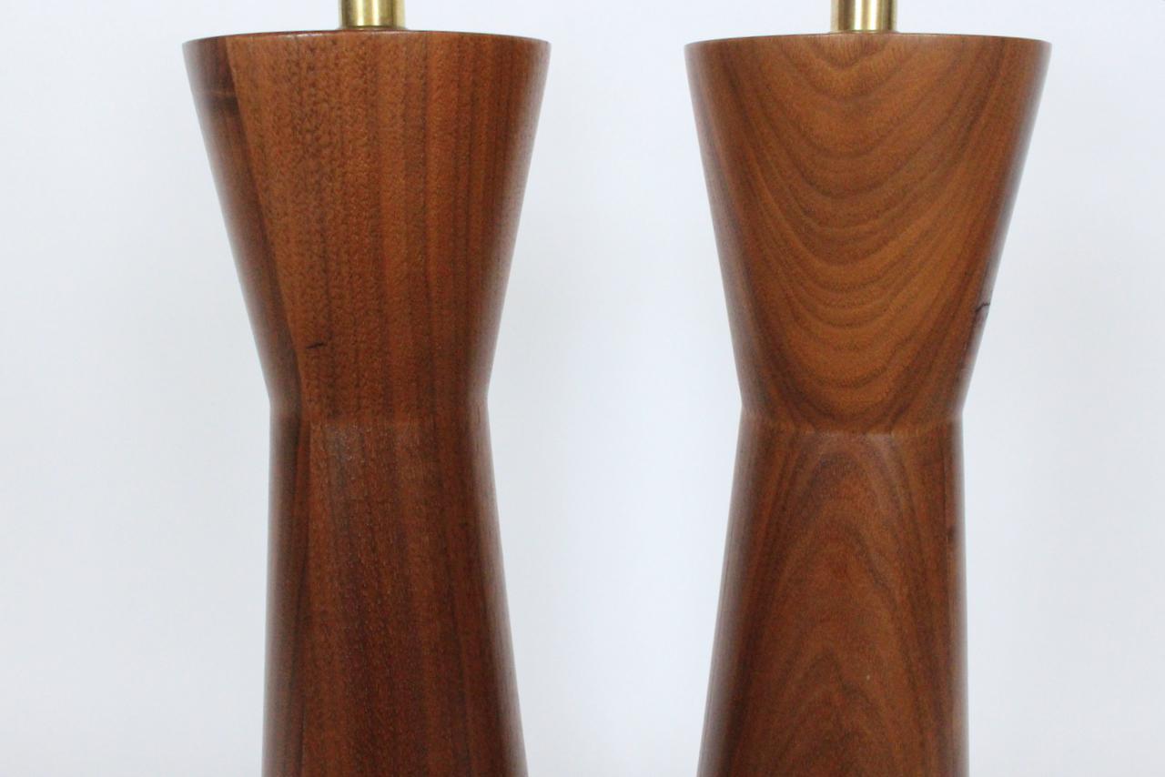 Ein Paar Sanduhr-Tischlampen aus Nussbaumholz von Raymond Pfennig für Zina, 1960er Jahre im Angebot 7