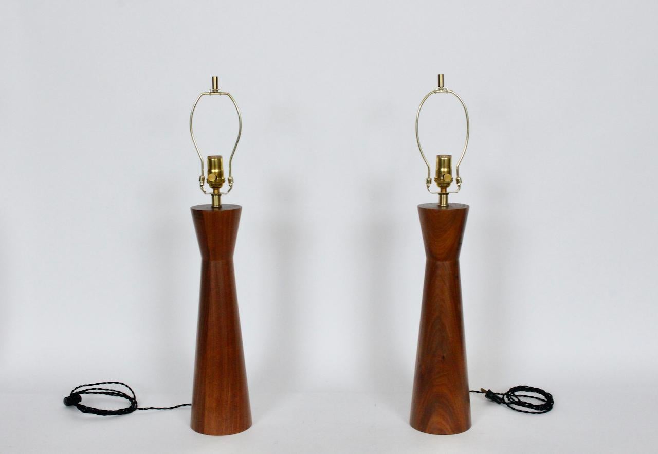 Ein Paar Sanduhr-Tischlampen aus Nussbaumholz von Raymond Pfennig für Zina, 1960er Jahre im Angebot 9