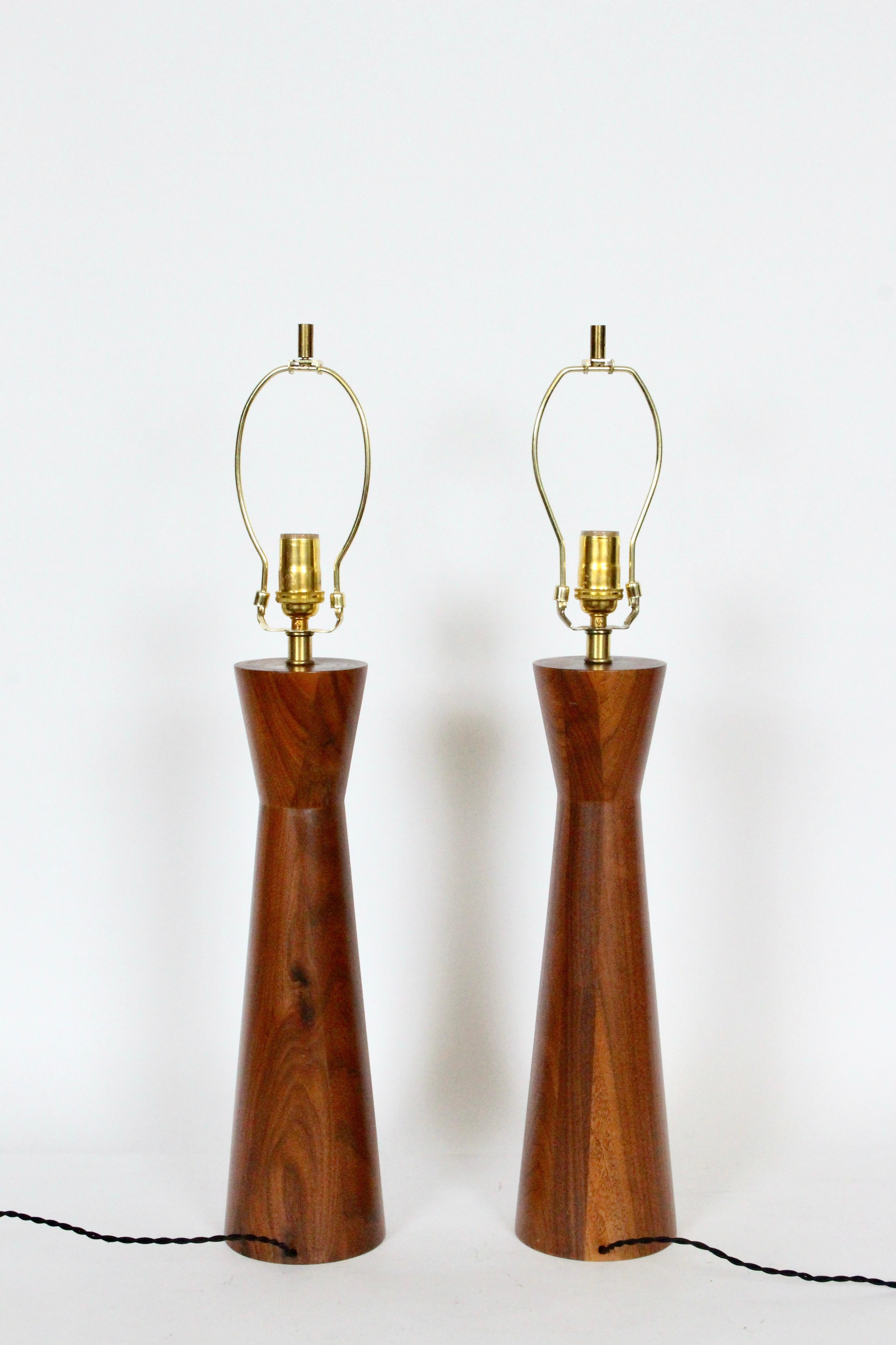 Ein Paar Sanduhr-Tischlampen aus Nussbaumholz von Raymond Pfennig für Zina, 1960er Jahre (Moderne der Mitte des Jahrhunderts) im Angebot