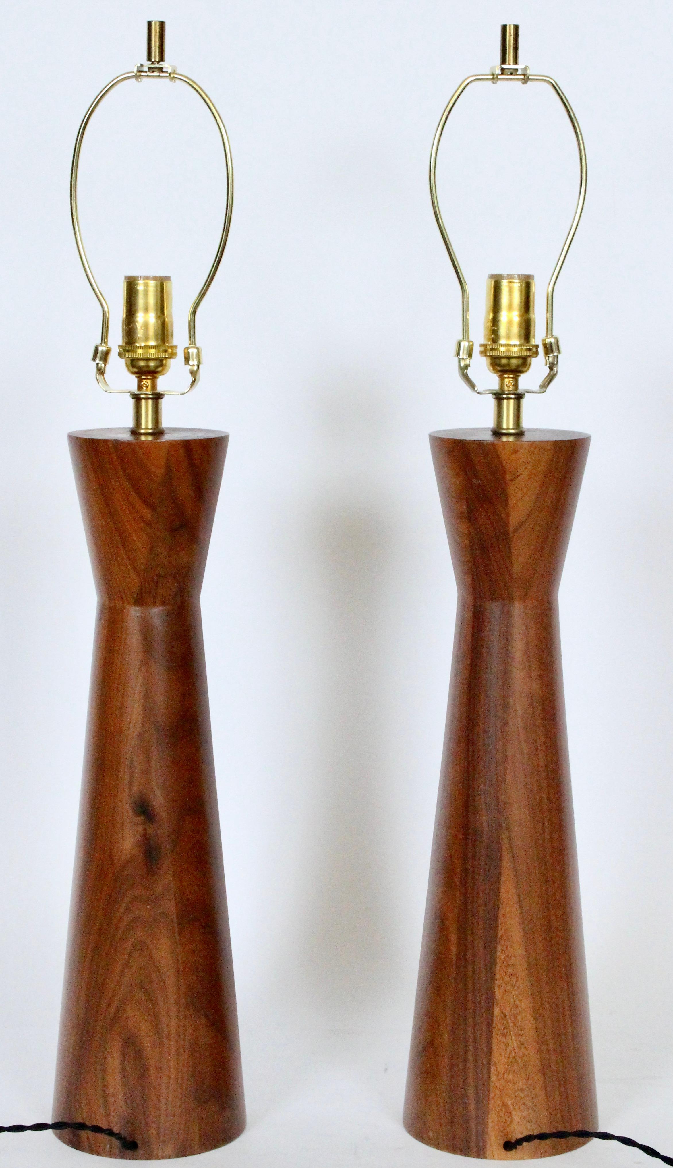 Ein Paar Sanduhr-Tischlampen aus Nussbaumholz von Raymond Pfennig für Zina, 1960er Jahre (amerikanisch) im Angebot