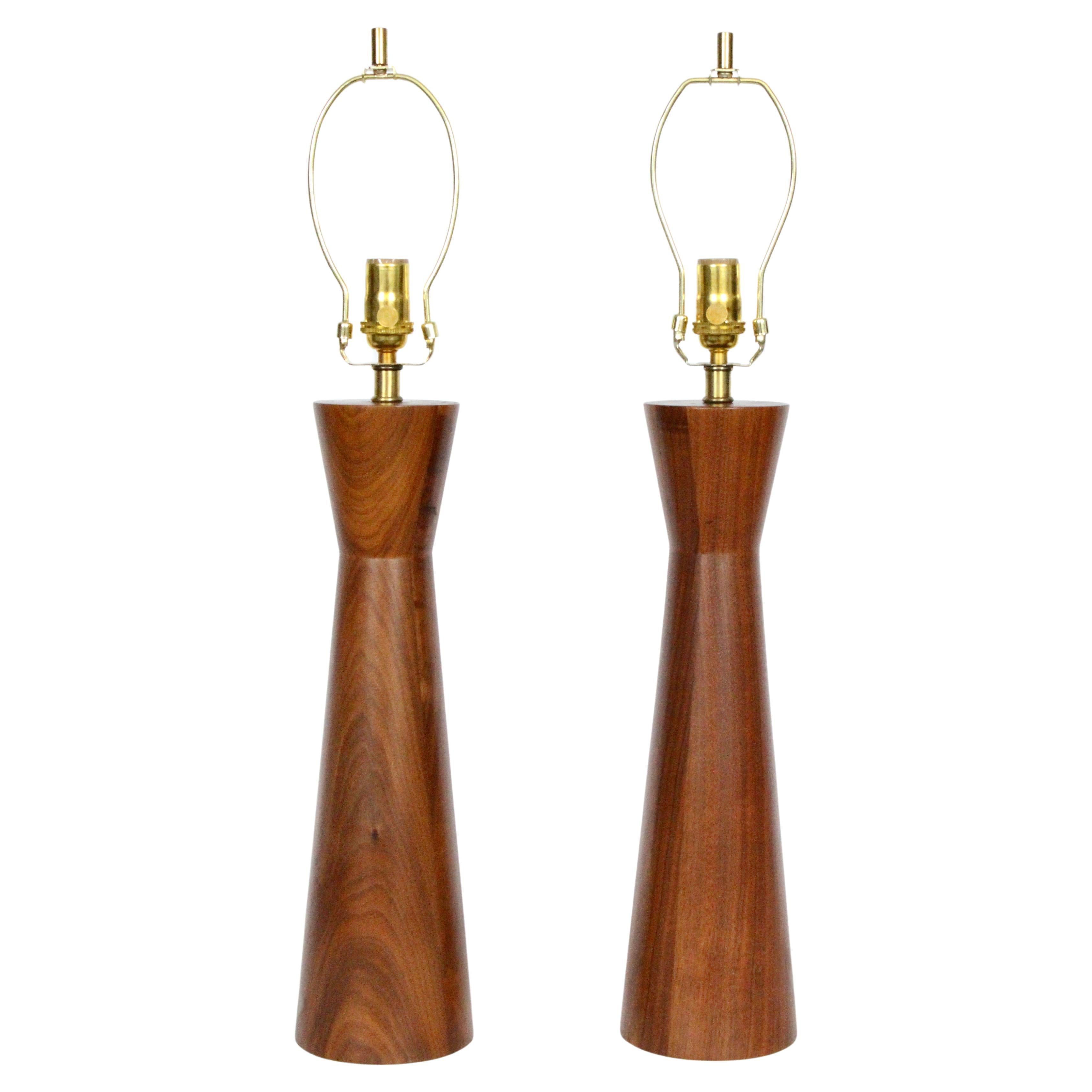 Ein Paar Sanduhr-Tischlampen aus Nussbaumholz von Raymond Pfennig für Zina, 1960er Jahre im Angebot