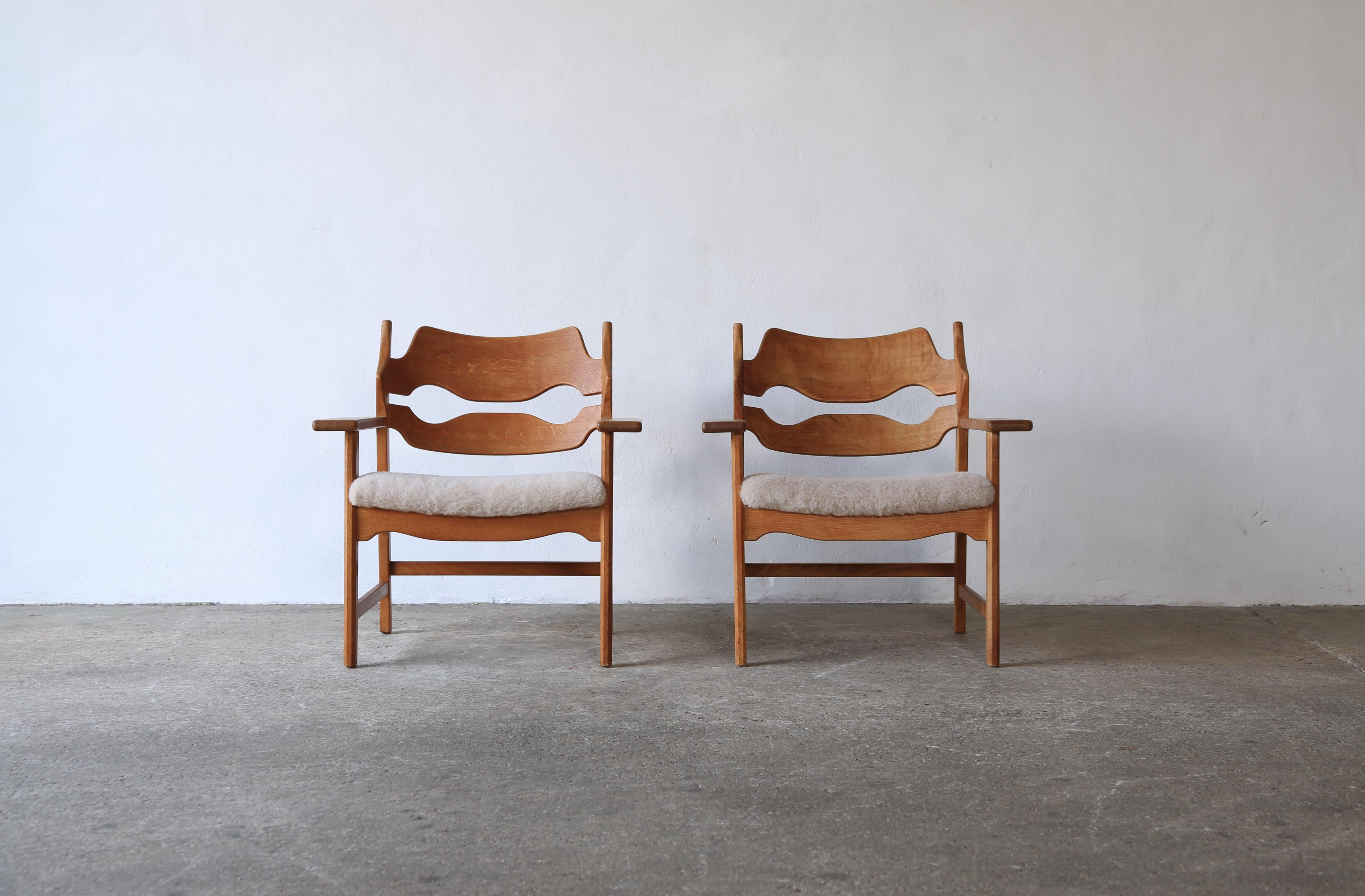 A superb pair of razor blade armchairs by Henning Kjærnulf, Denmark, 1960s. Oak frames in good original condition with a nice even tone and patina. Stamped with the makers mark.  Seats recovered in pure Alpaca fabric.


