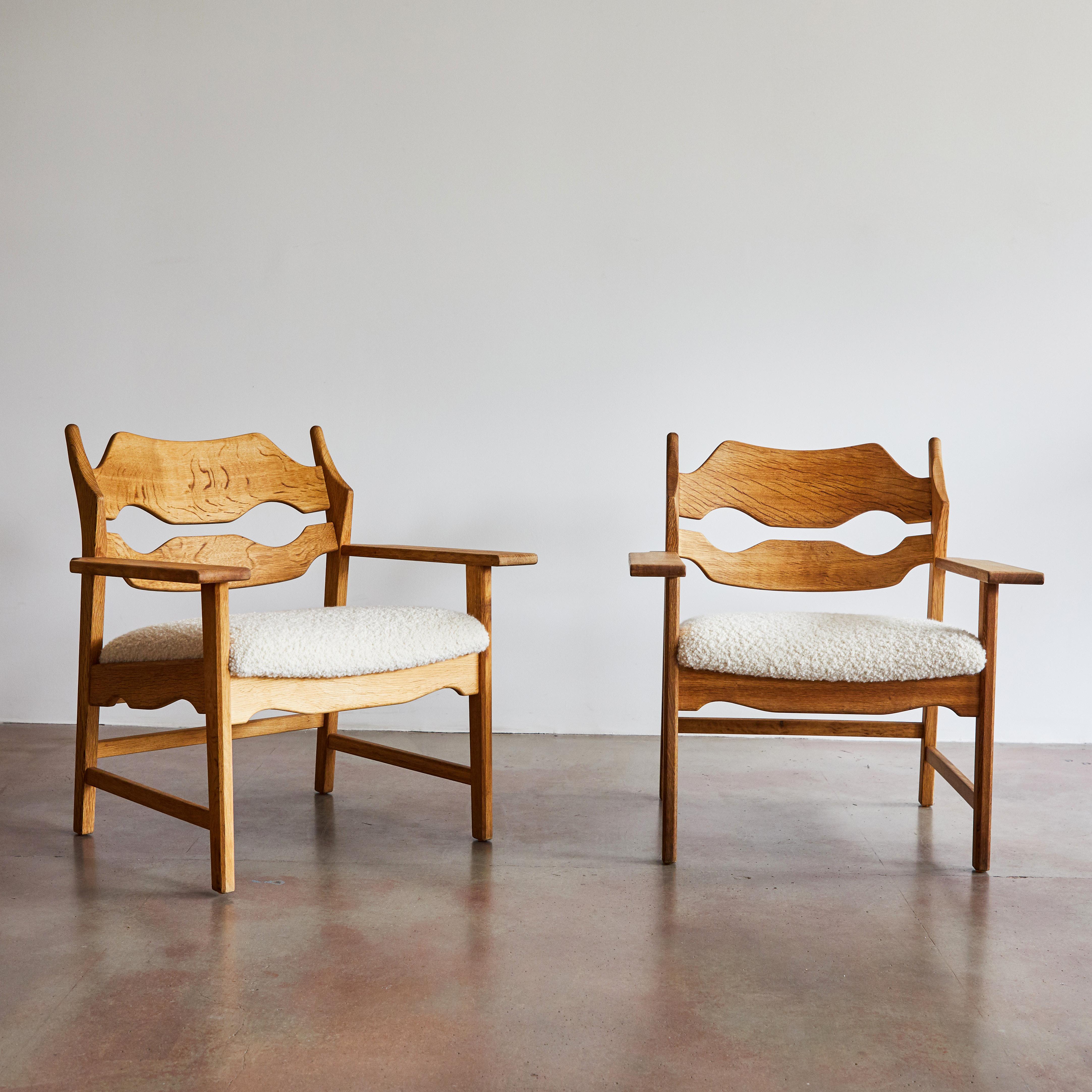 Pair of patinated oak armchairs by Henning Kjærnulf for Nyrup Moebelfabrik. Made in Denmark, circa 1960s.

Reupholstered in Dedar boucle alpaca.

 