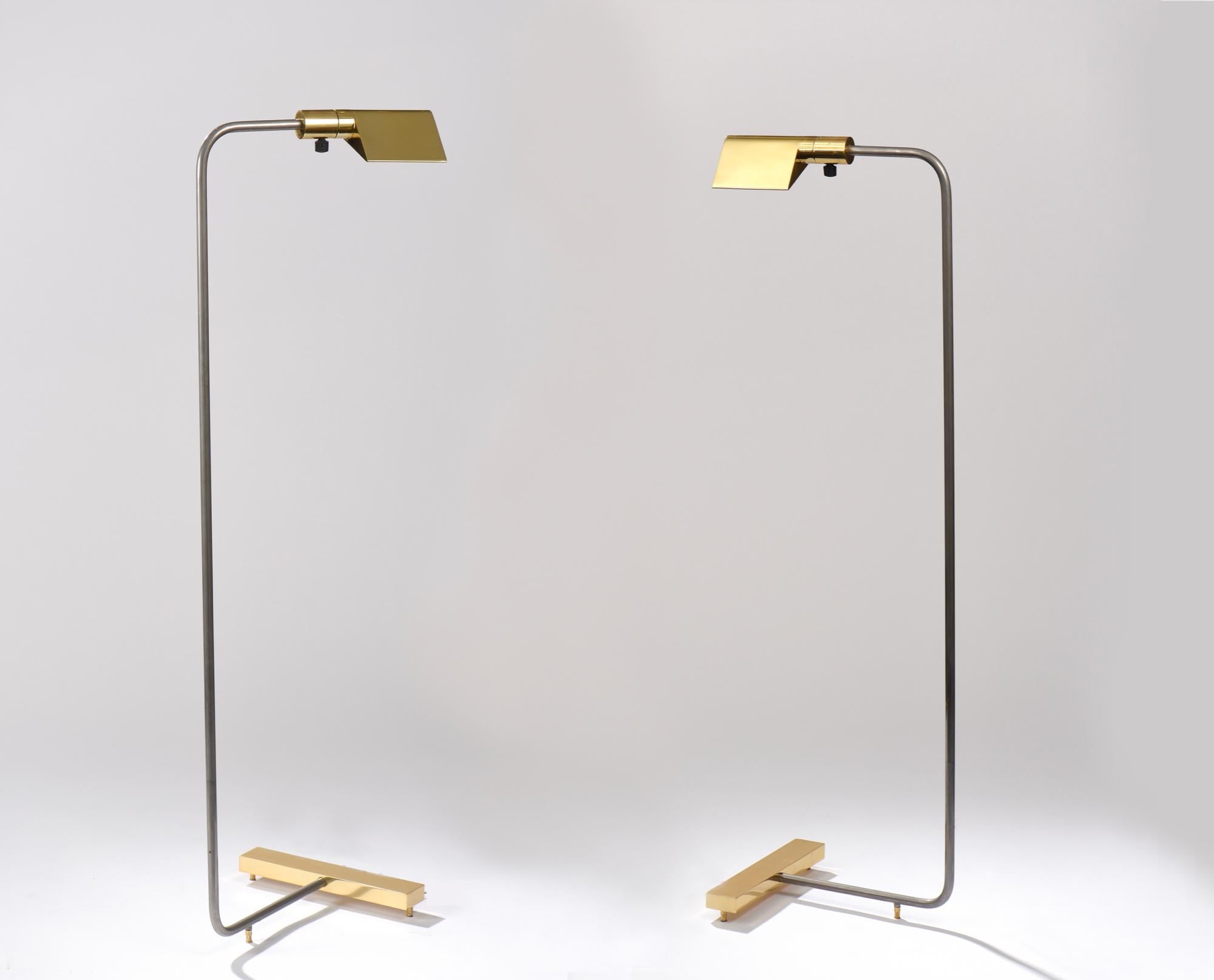 Single-light reading lamp surmounted by a conical adjustable brass bulb cover, central tube in metal on a rectangular base.
Model designed in collaboration with Yves Saint Laurent.