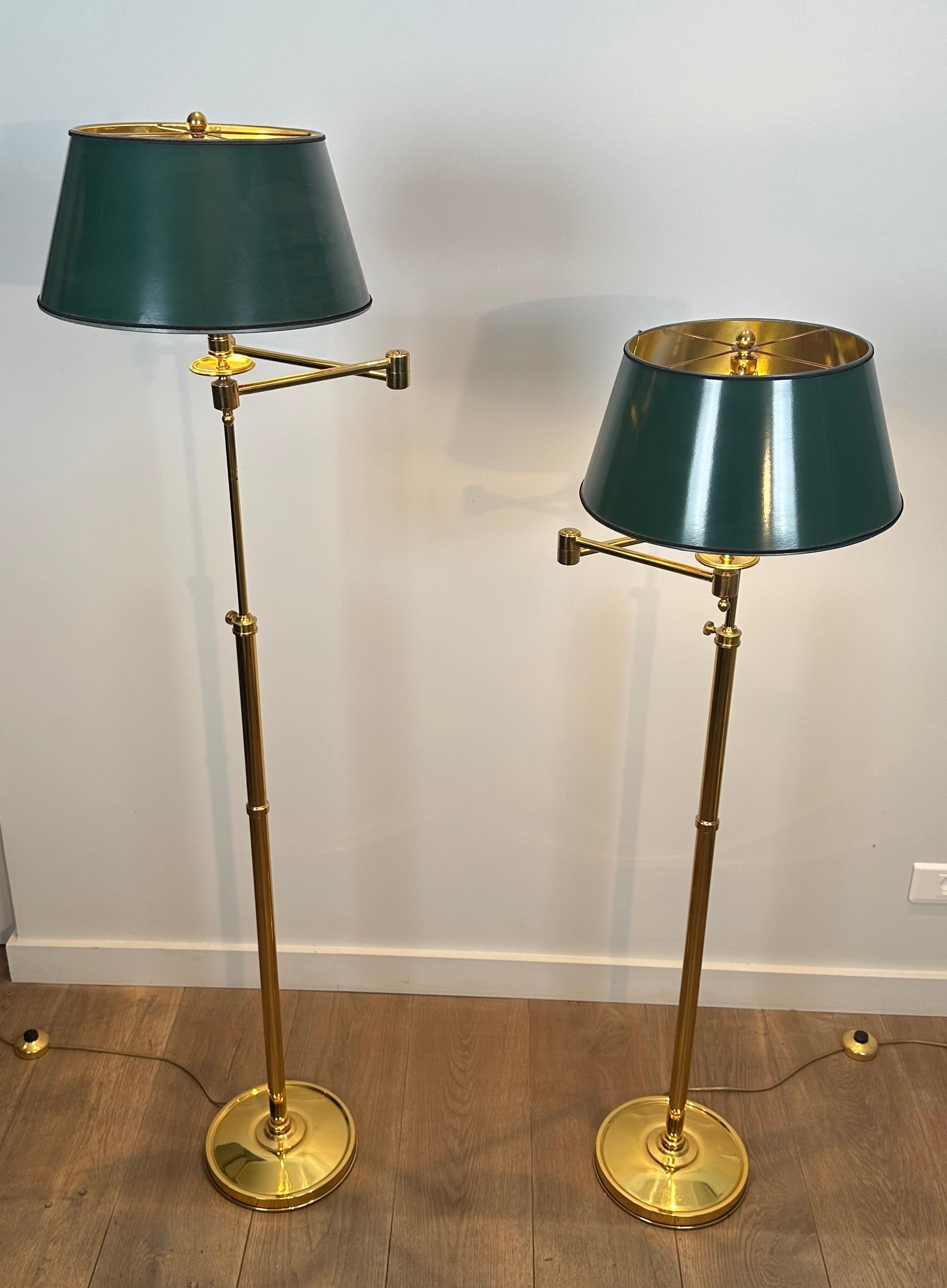 Este par de lámparas de lectura, muy bonitas y elegantes, están fabricadas con brazos desmontables de latón sintético y pantalla verde de estilo chapa pintada. Se trata de una obra francesa del estilo de la Maison Jansen. Alrededor de 1970