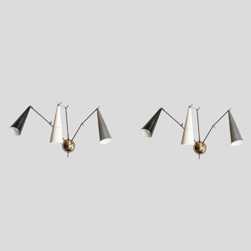 Coppia di lampade da parete REALE
Tonalità metalliche nere, crema e grigie su 
struttura metallica in ottone 
Made in Italy disegnato da DM per The FM Gallery
80 cm (L) x 90 (profondità variabile in base alle regolazioni) 
60 cm (H. H.)
Cablato per