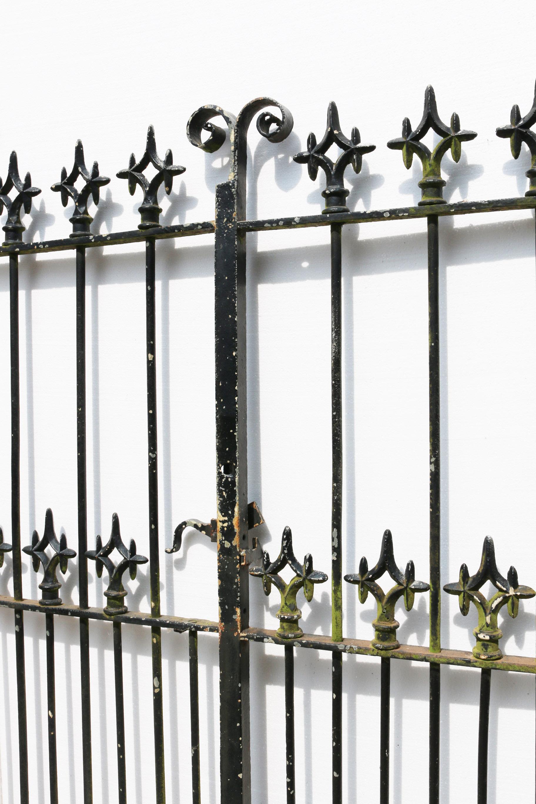 These gates would require a top coat to finish them and they have both a working latch and gate stay.
The width listed excludes the hinges.
Weight 1-23 kg 2-25 kg.