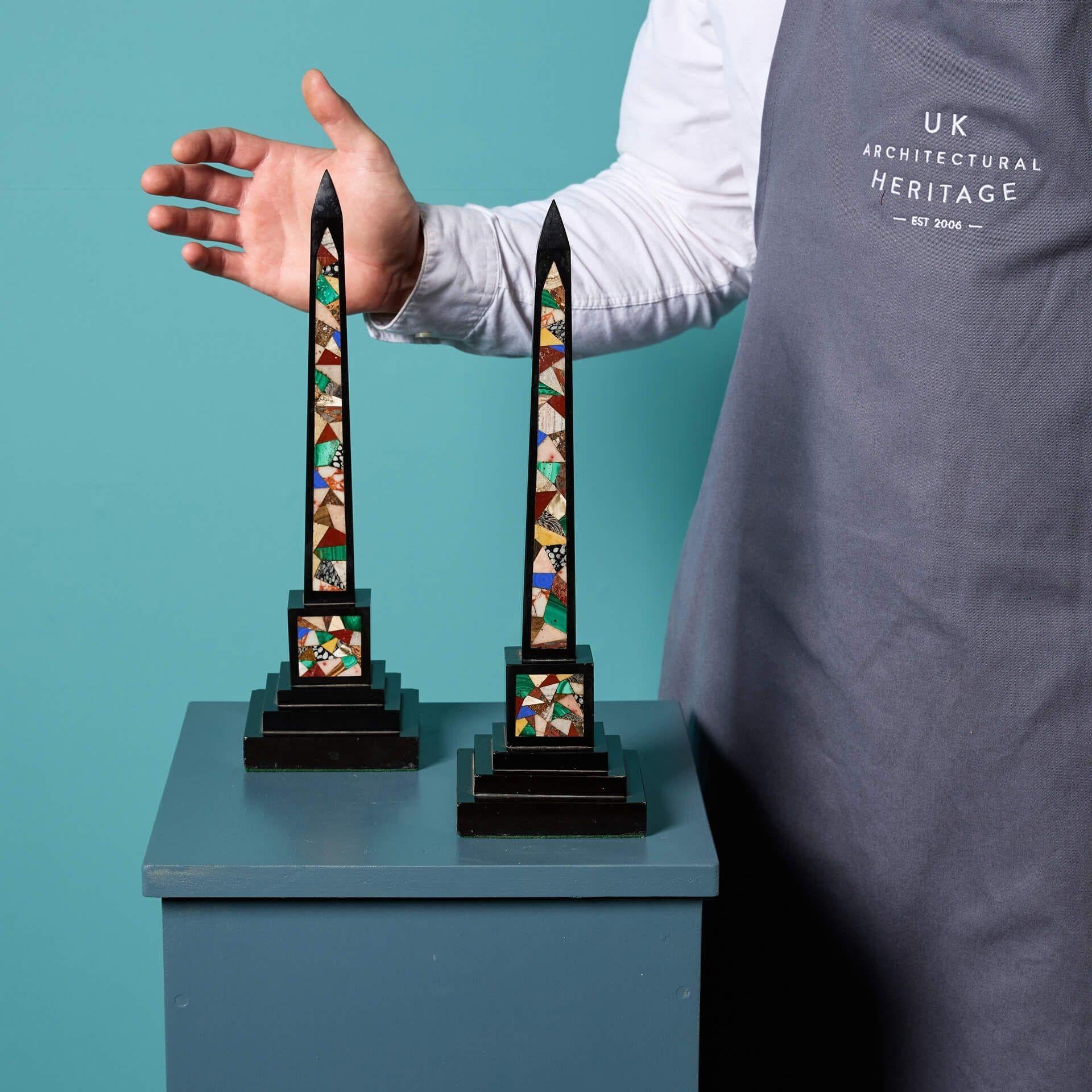 Una coppia di obelischi in marmo nero di Ashford recuperati da un'ex collezione privata inglese.

Questa coppia di obelischi abbinati in stile Grand Tour è intarsiata con una serie di pietre dure di grande effetto, come la malachite, il marmo di
