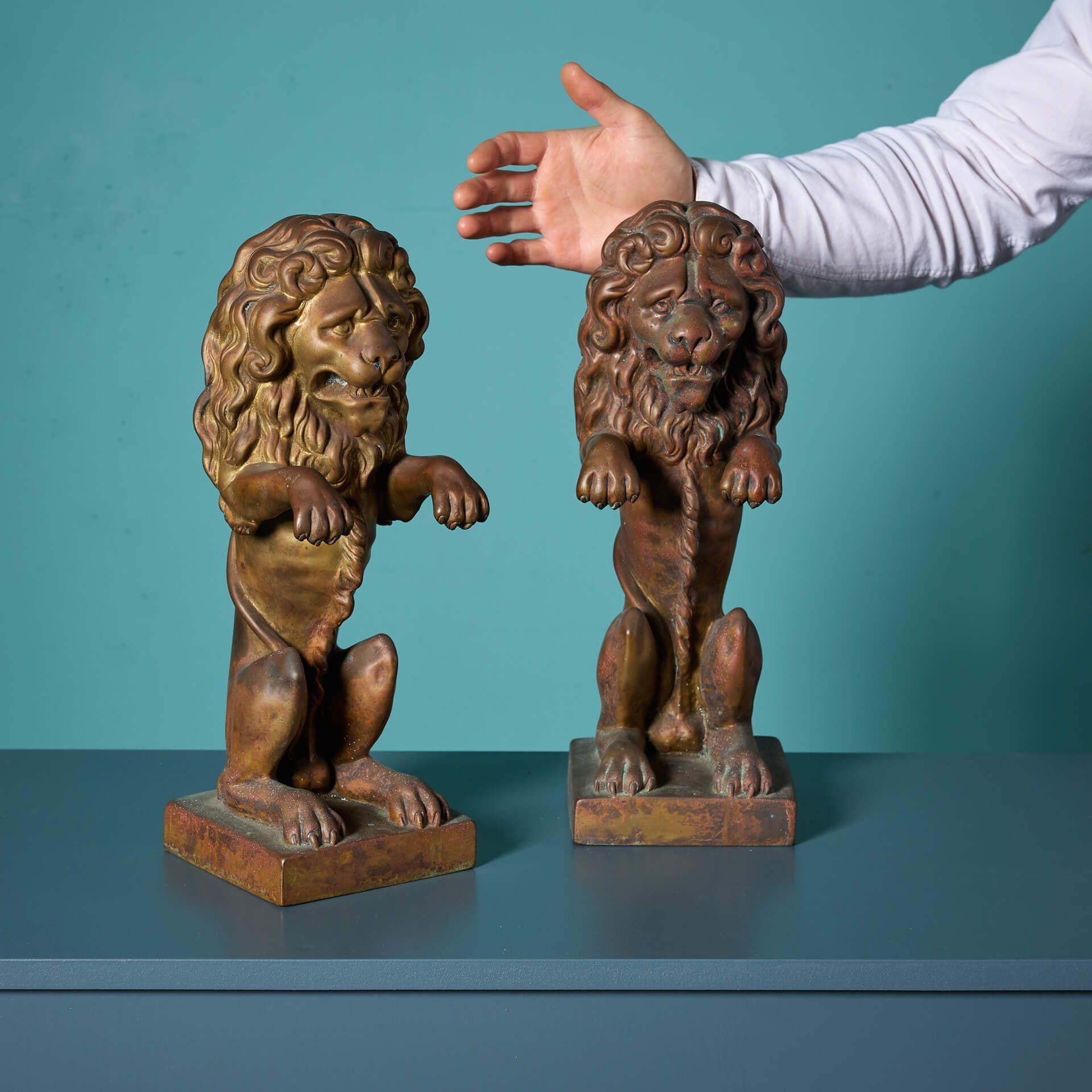 Paire de lions armoriés en bronze recyclé du début du XXe siècle, vers 1920. Ces lions décoratifs en bronze pourraient être utilisés à l'intérieur comme décoration intérieure ou dans le jardin où l'exposition aux éléments mettrait en valeur leur