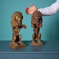 Paire de lions armoriés en bronze récupéré