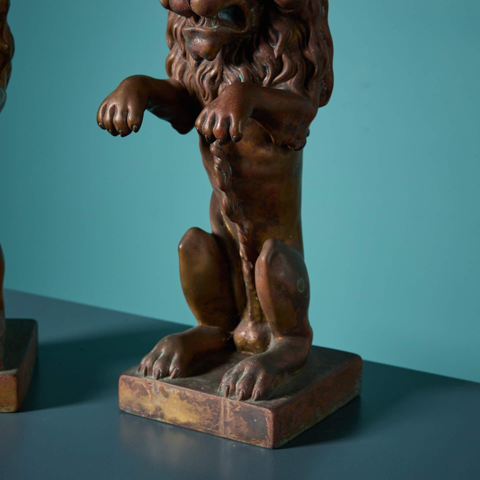 Paire de lions armoriés en bronze récupéré État moyen - En vente à Wormelow, Herefordshire