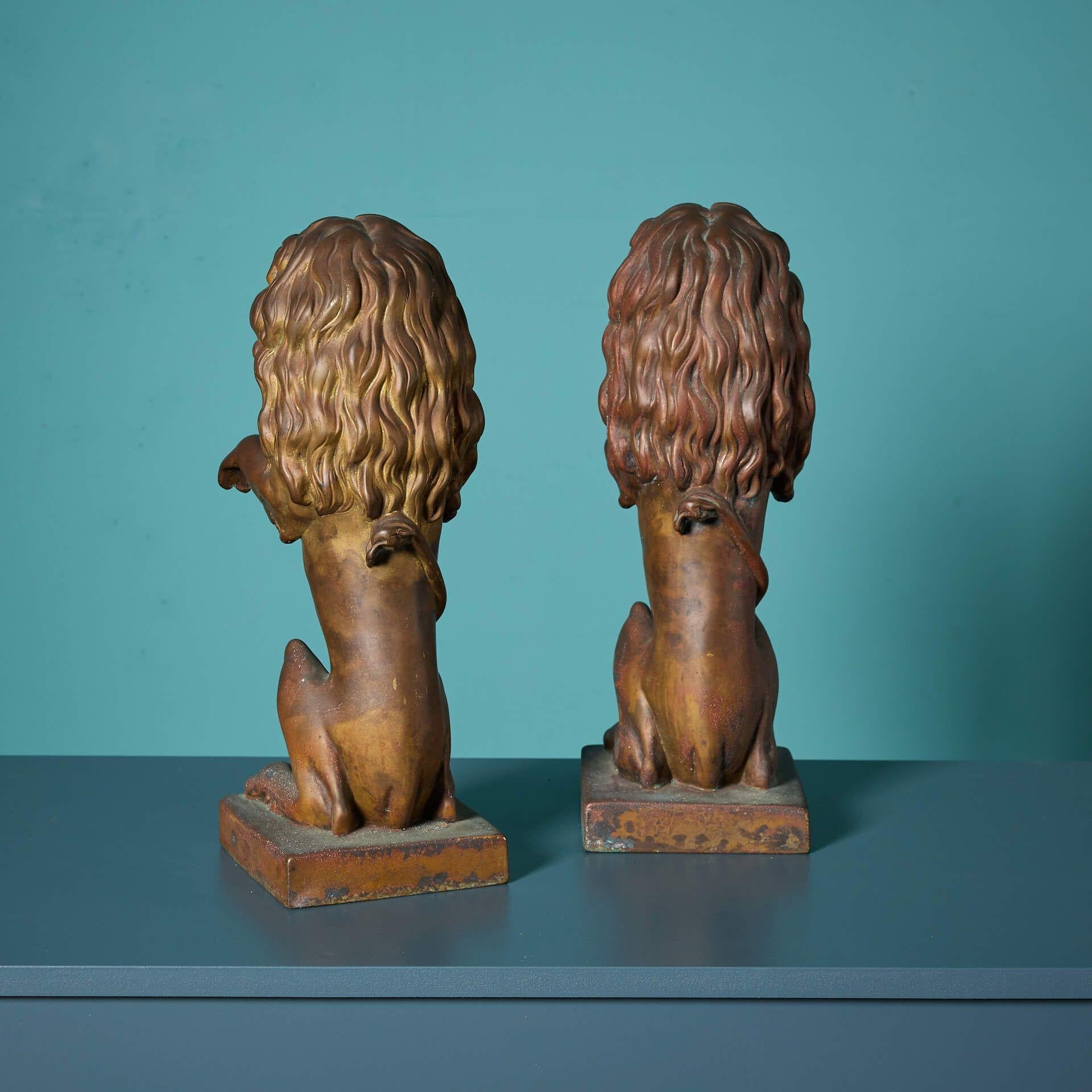 Métal Paire de lions armoriés en bronze récupéré en vente