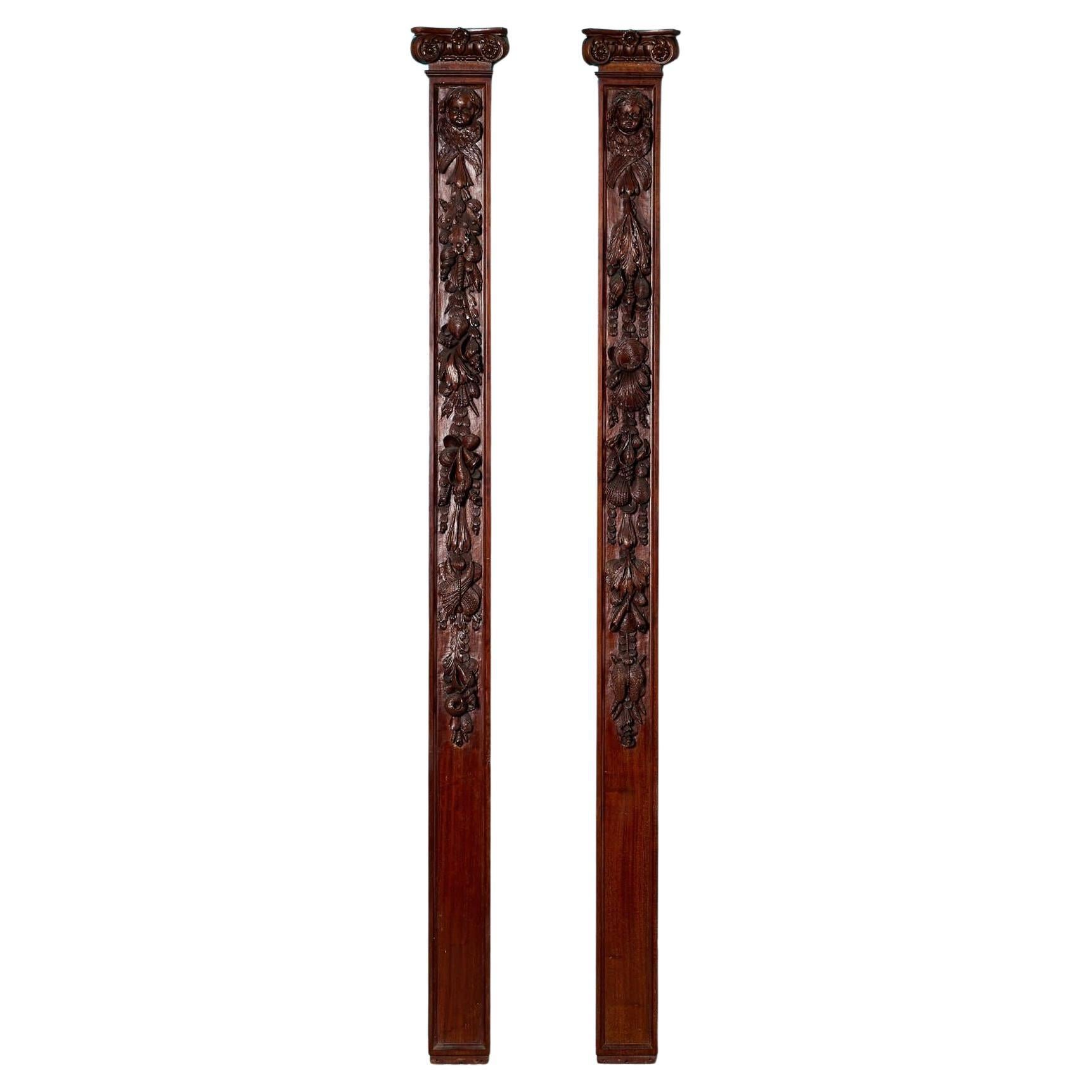 Paar aufgearbeitete geschnitzte Mahagoni-Pilaster