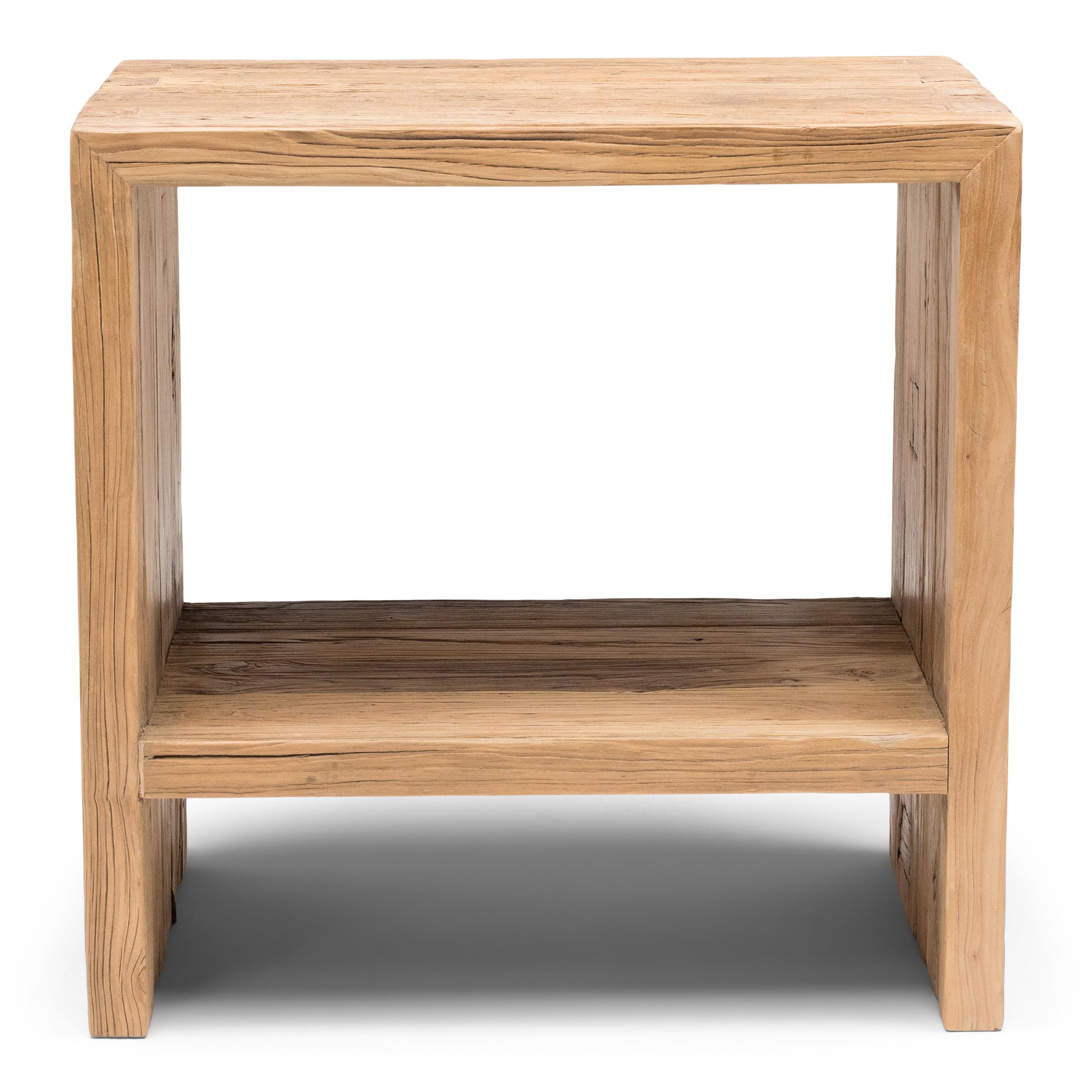 Ces tables d'appoint fabriquées artisanalement sont une célébration du style wabi-sabi. Fabriquées en bois d'orme épais récupéré de l'architecture de la dynastie Qing, les tables ont un design minimaliste en cascade avec des côtés droits et une
