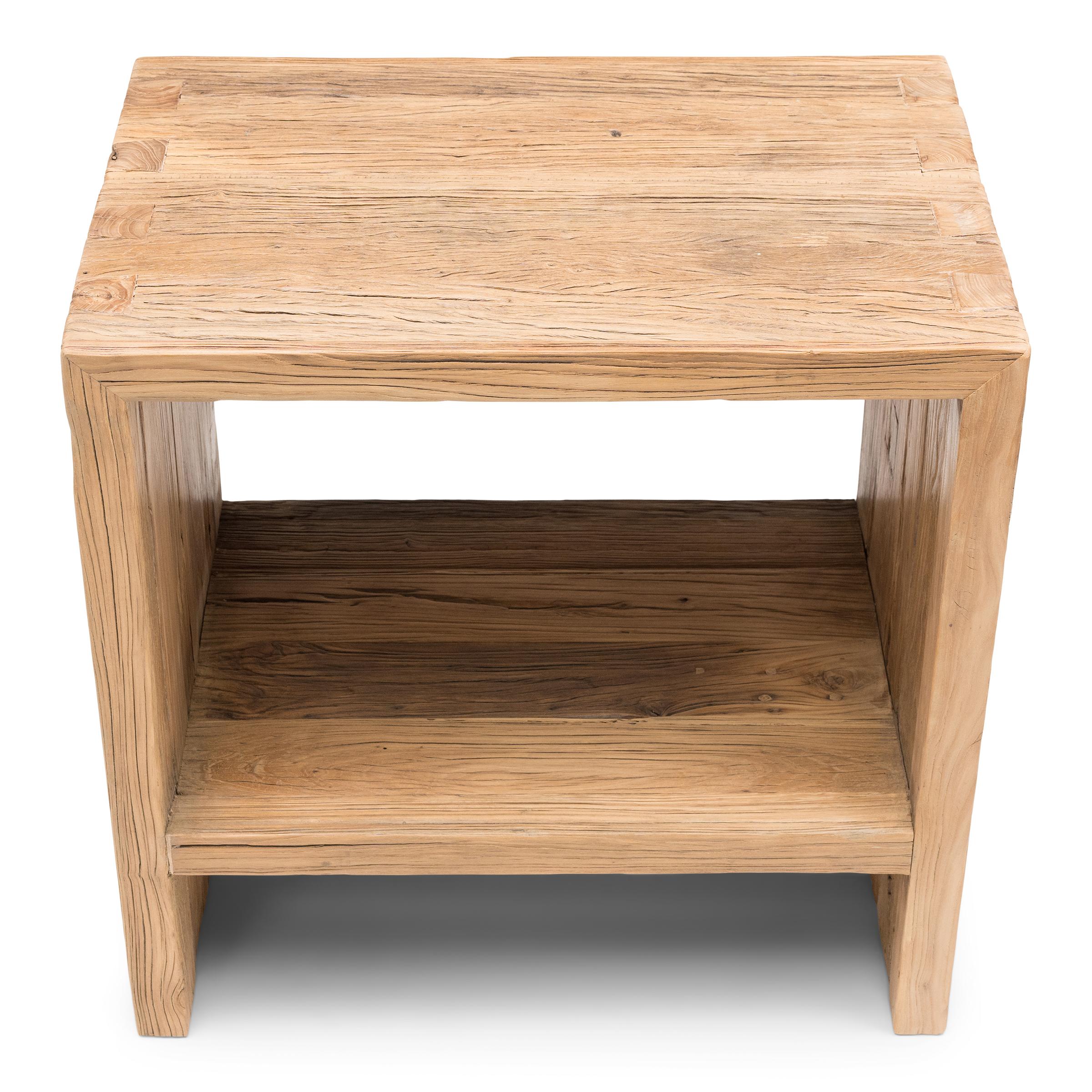 Organique Paire de tables d'appoint en orme recyclé en vente