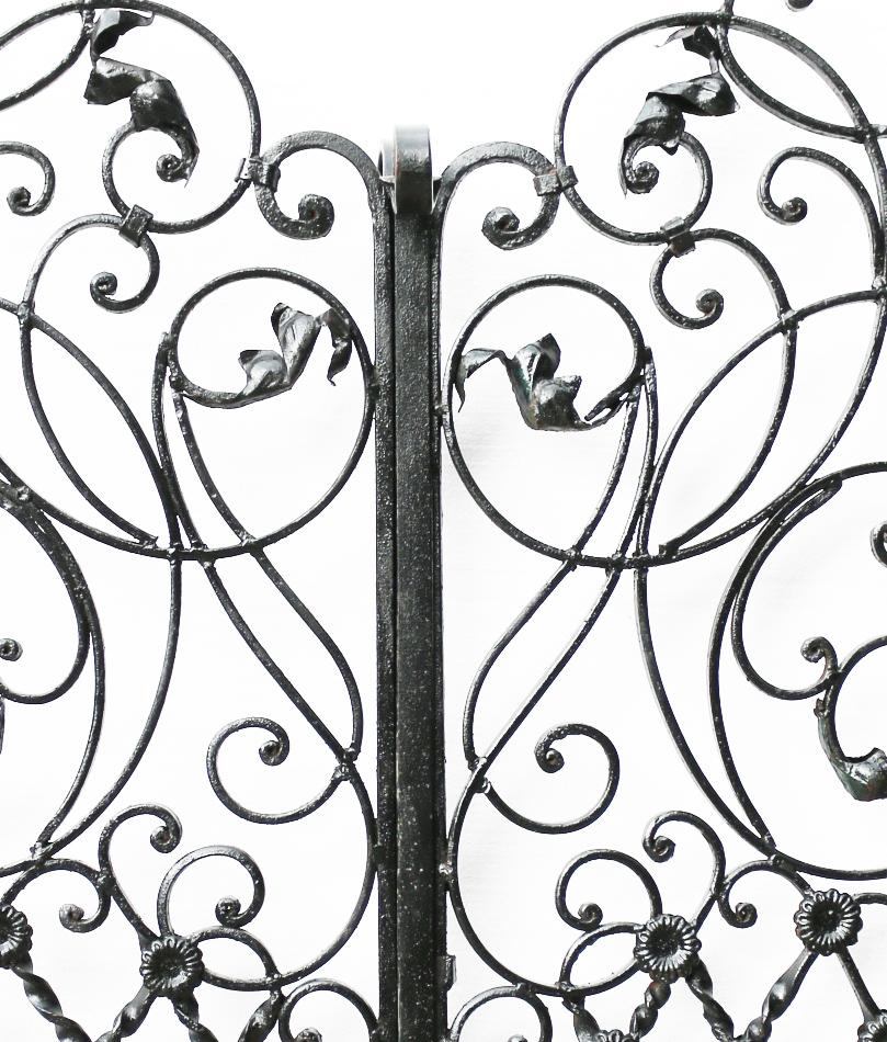 A pair of good quality 20th century English iron gates.
There are posts included, shown attached to the gates. Hinges currently seized.
 
Measures: Height 171 cm
Width 101 cm (gate) 110 cm (outside of posts) 128 cm (scrolls)
Depth 2 cm
Weight