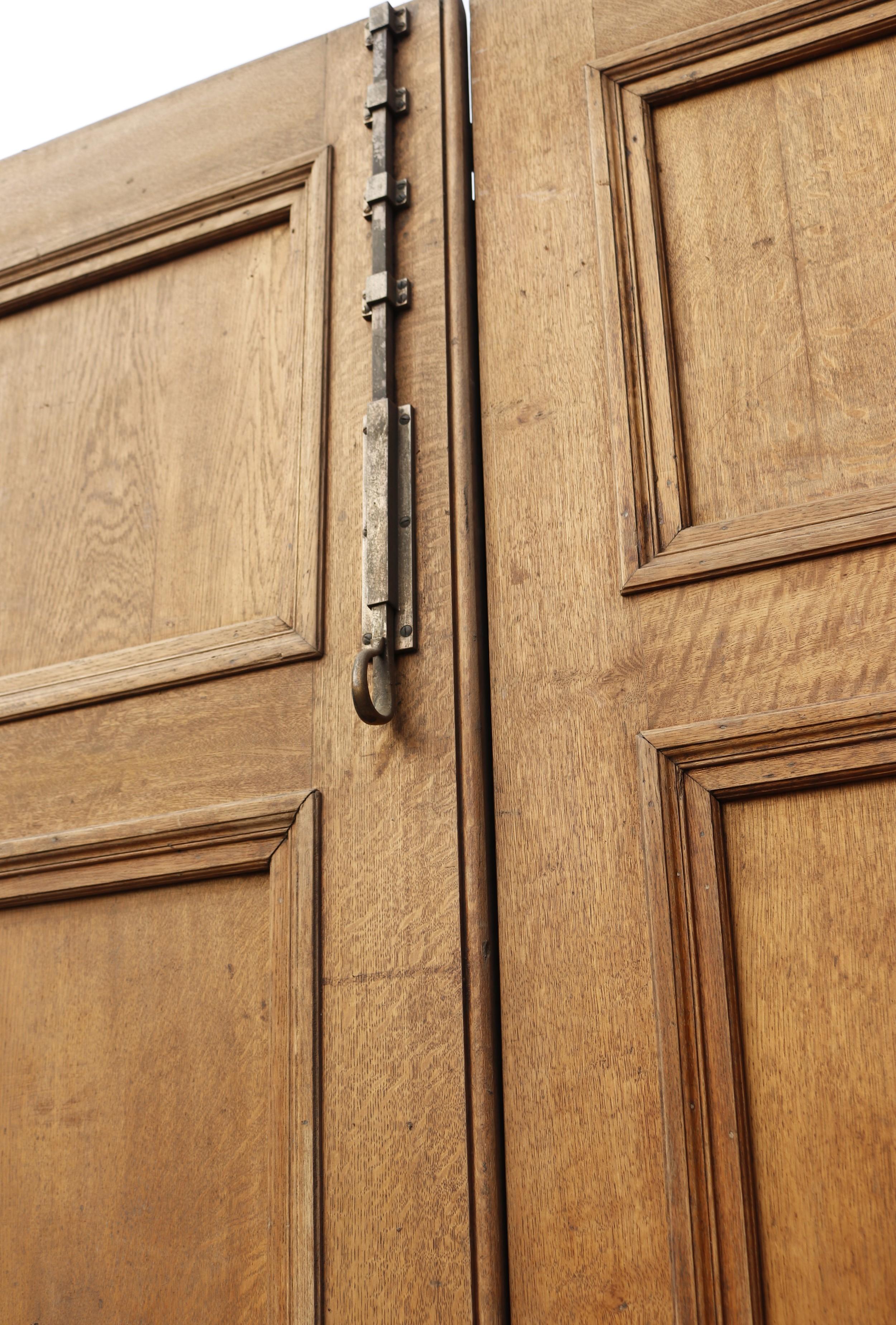 A set of strong solid oak exterior doors together with their original chunky oak frame. These door were salvaged from a country house in North Yorkshire.
 
Additional Dimensions:
 
Doors
Height 255 cm
Width 70 and 72.5 cm (overall