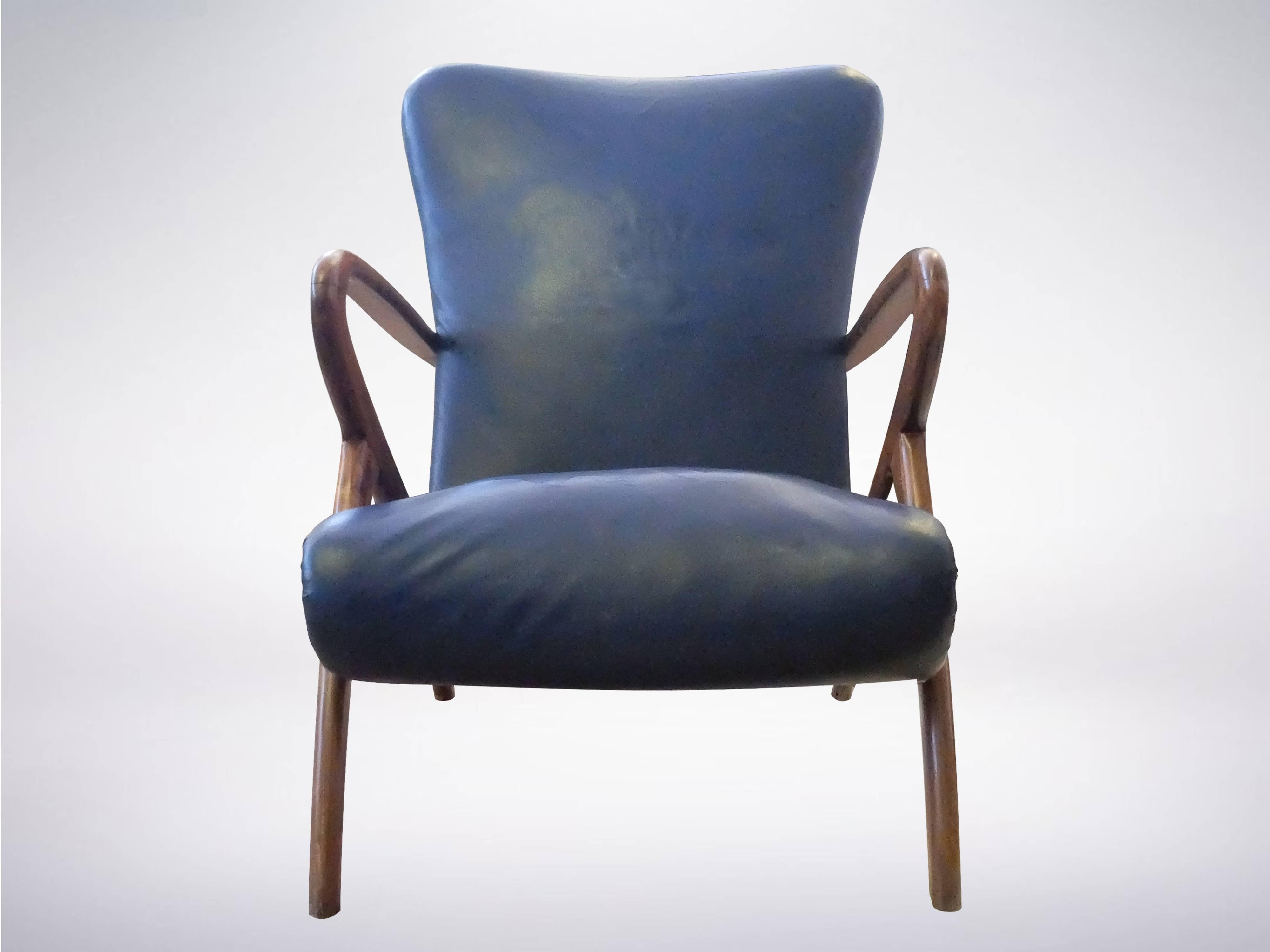 Guglielmo Ulrich , Pair of Italian Armchairs in Blue Leather and Wood, 1950s In Good Condition In Milan, IT