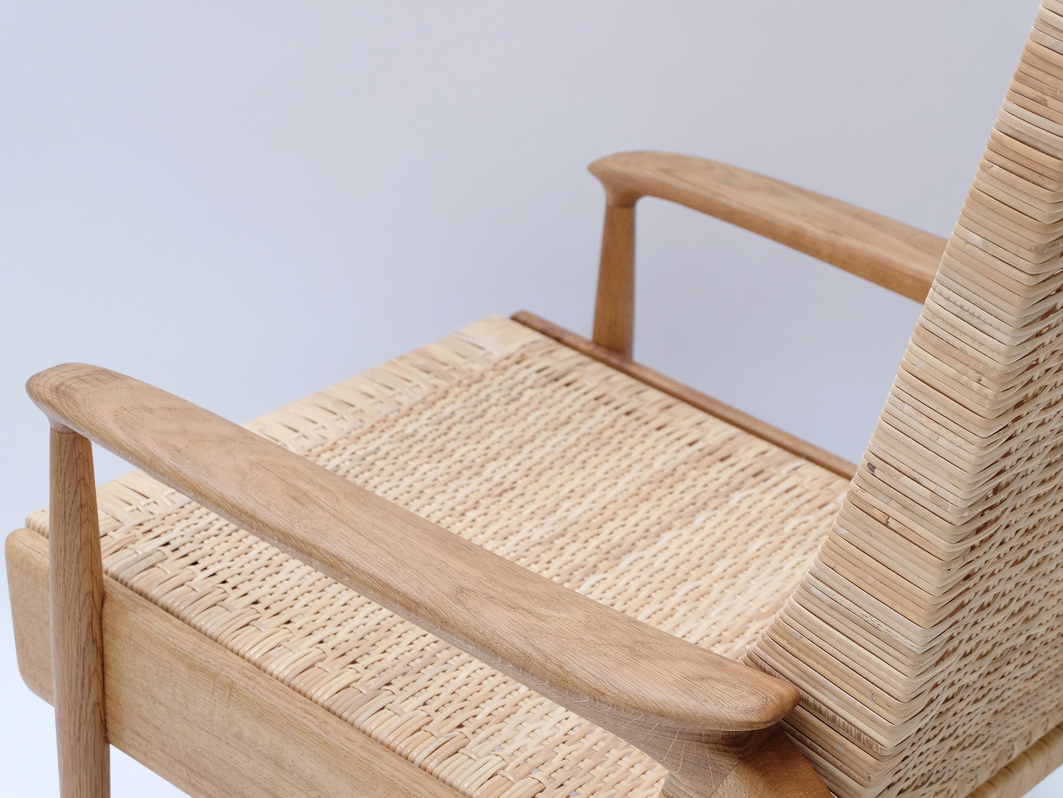 Paire de fauteuils inclinables en chêne massif, canne naturelle tissée à la main, coussins en cuir en vente 2