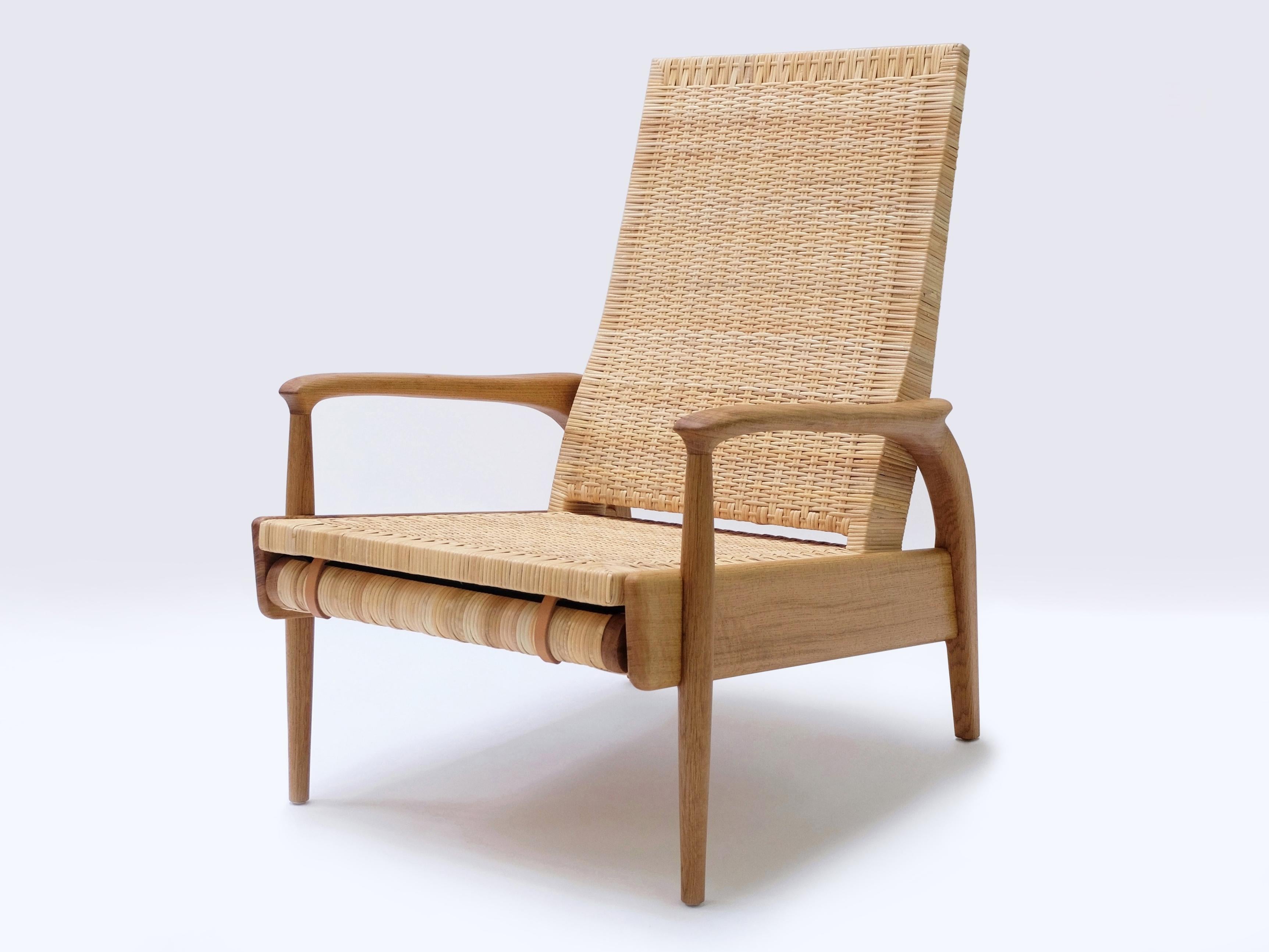 Scandinave moderne Paire de fauteuils inclinables en chêne massif, canne naturelle tissée à la main, coussins en cuir en vente
