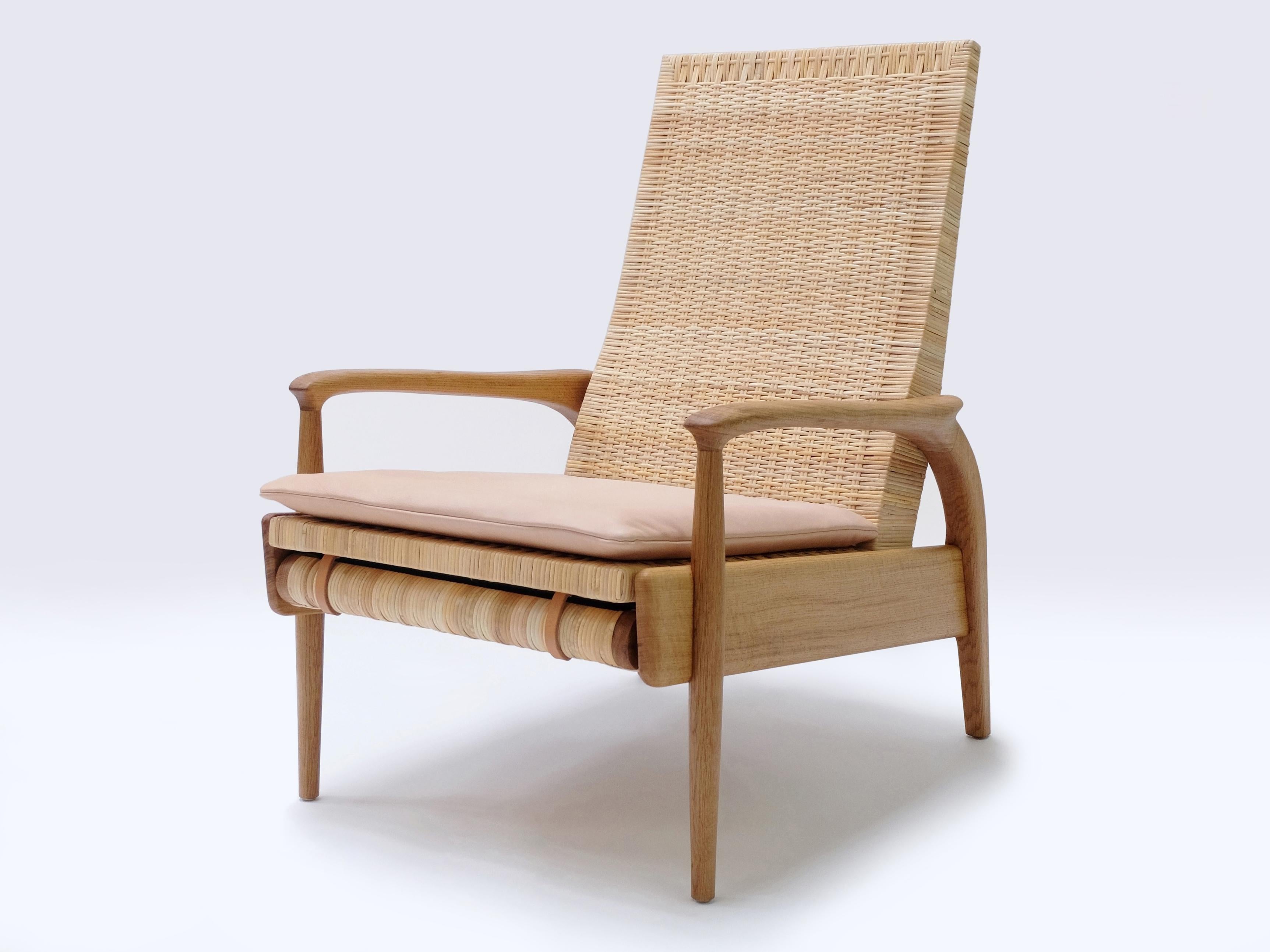 Anglais Paire de fauteuils inclinables en chêne massif, canne naturelle tissée à la main, coussins en cuir en vente
