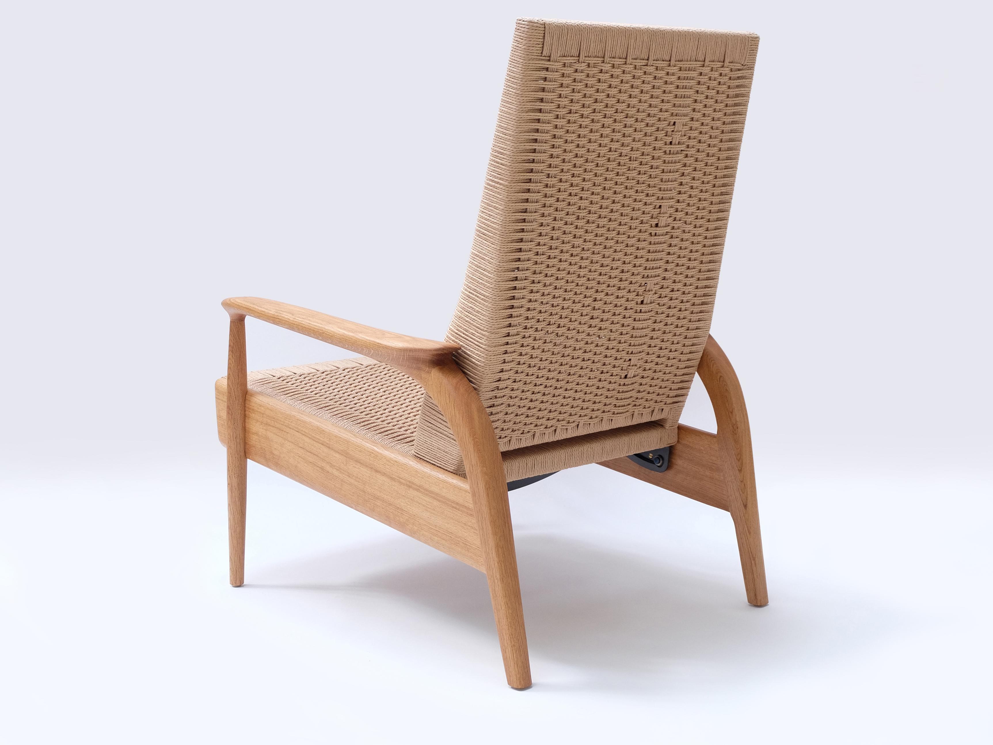 Laiton Paire de fauteuils inclinables en chêne massif, cordon danois naturel, coussins en cuir en vente