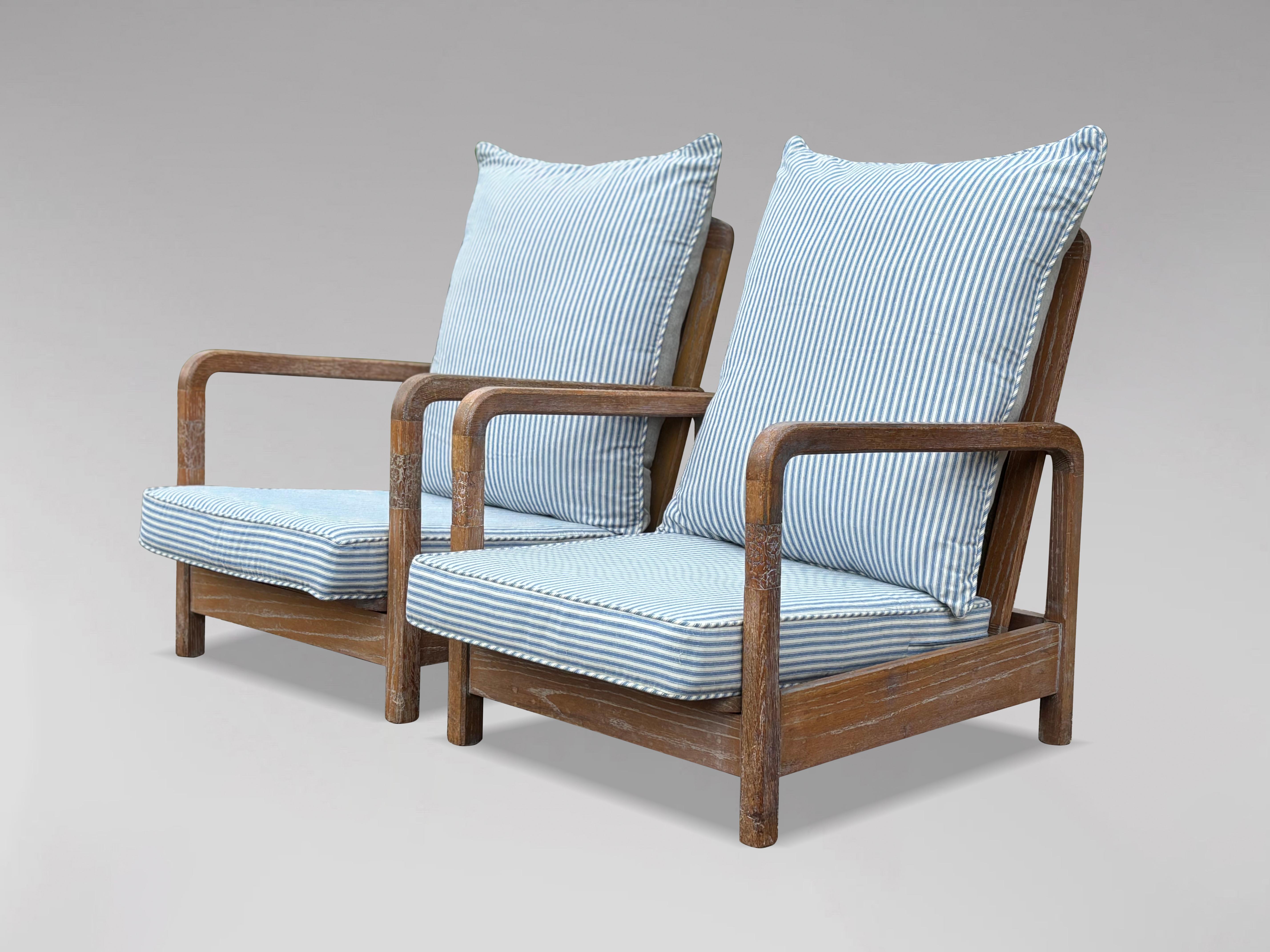 Charmante paire de fauteuils d'extérieur inclinables à la manière de Liberty & Co

Cette élégante paire de fauteuils d'extérieur en chêne chaulé pâle a été conçue dans un souci de style et de fonctionnalité.  Inspirés par la qualité et la