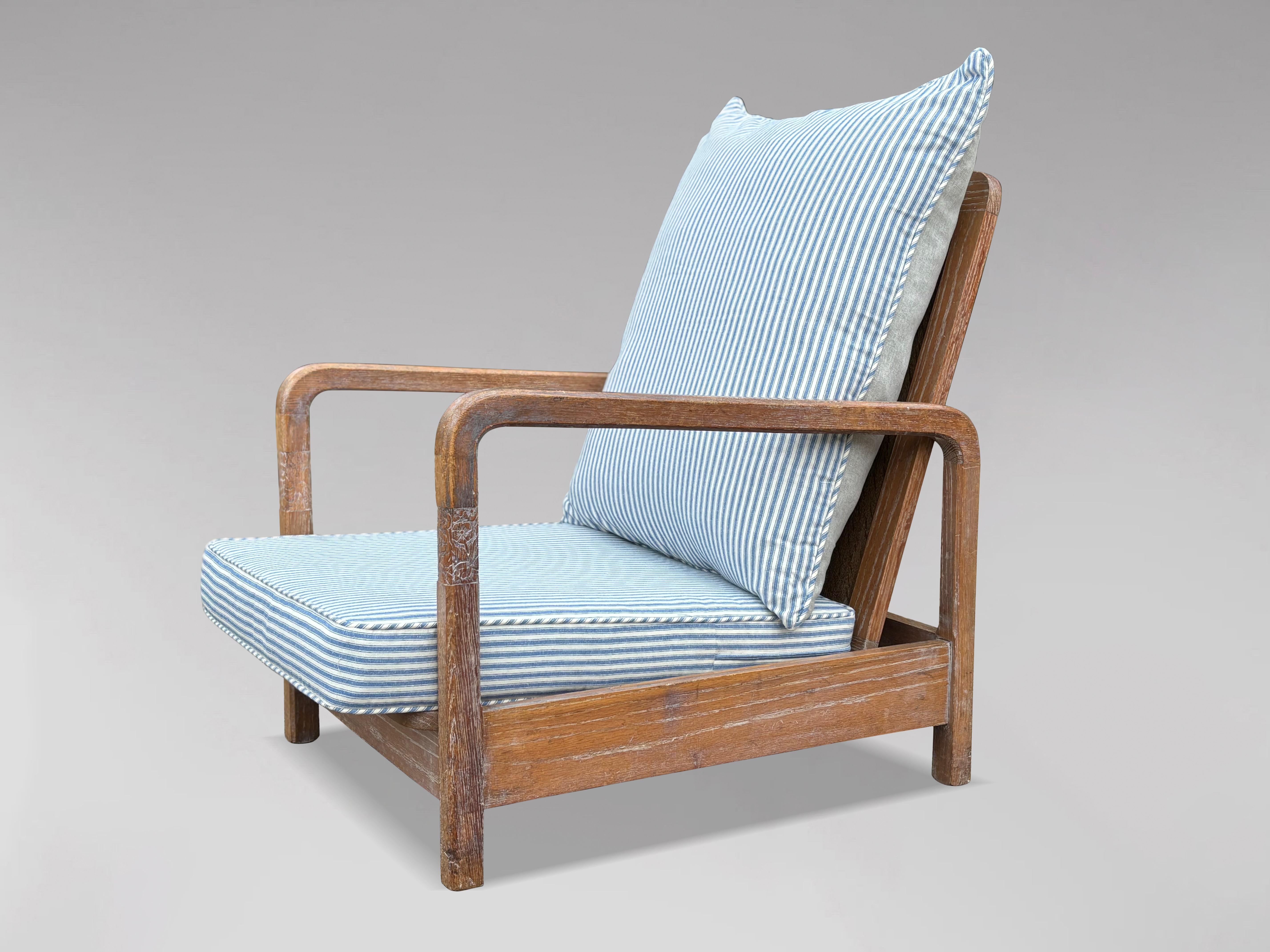 Britannique Paire de fauteuils de jardin inclinables à la manière de Liberty & Co. en vente