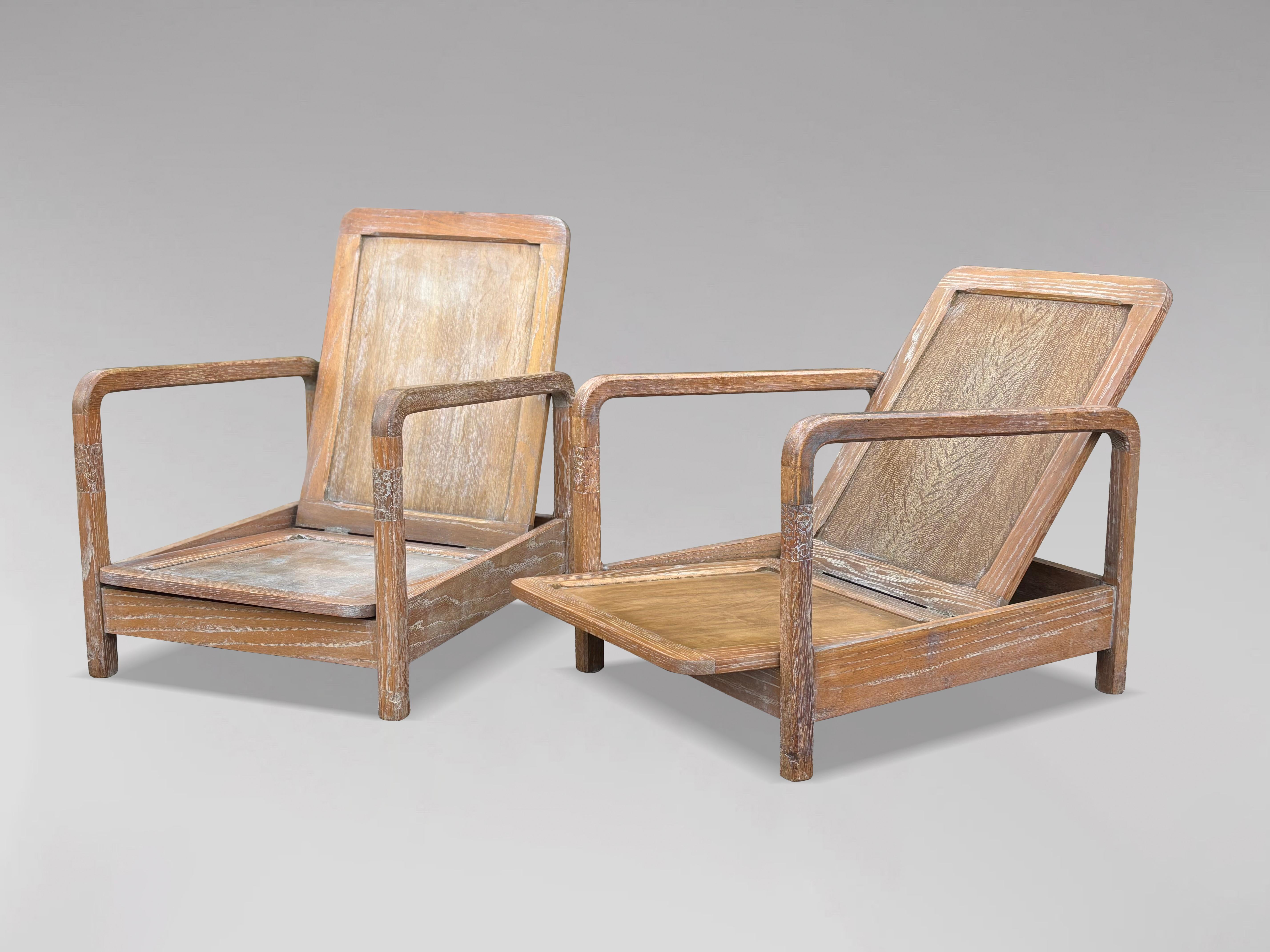 20ième siècle Paire de fauteuils de jardin inclinables à la manière de Liberty & Co. en vente