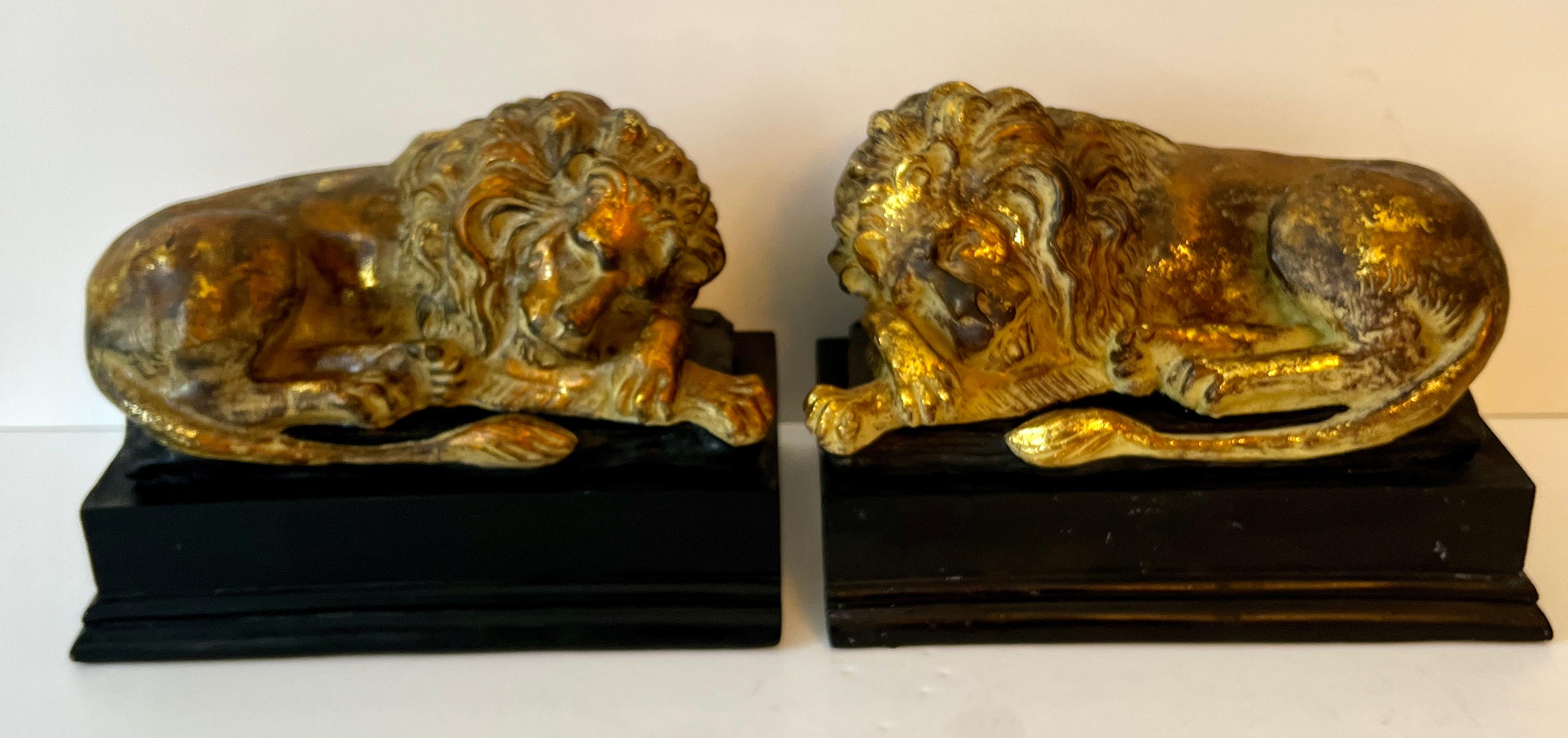 Dorato Coppia di fermalibri leone reclinabile in legno dorato in vendita