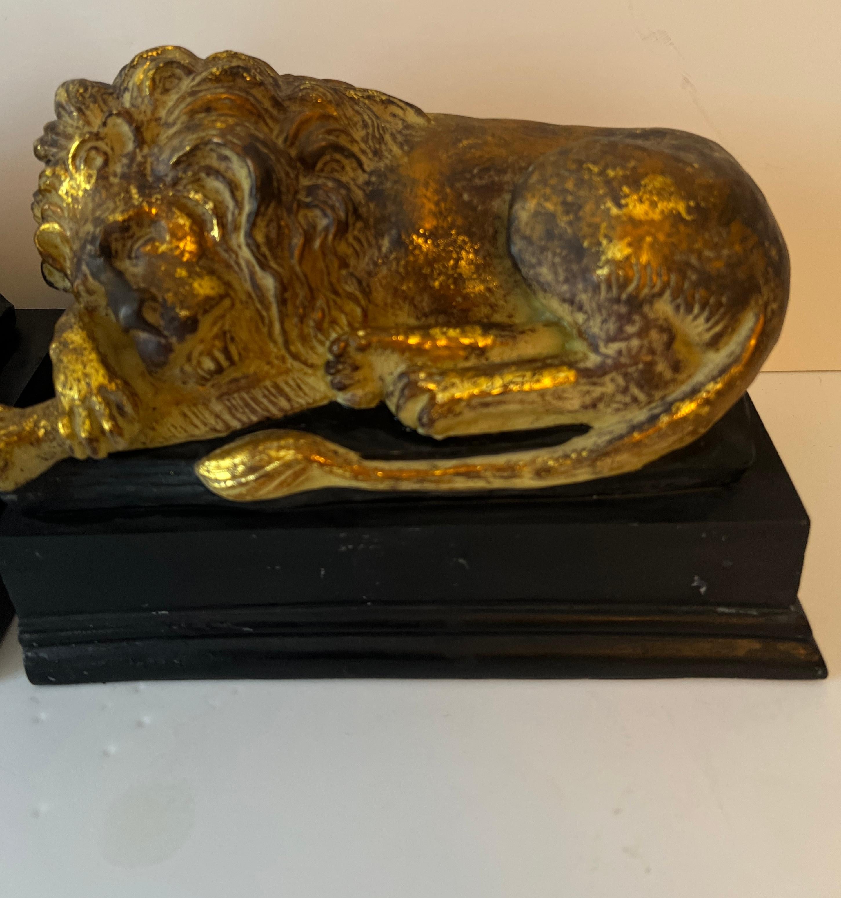 Coppia di fermalibri leone reclinabile in legno dorato In condizioni buone in vendita a Los Angeles, CA