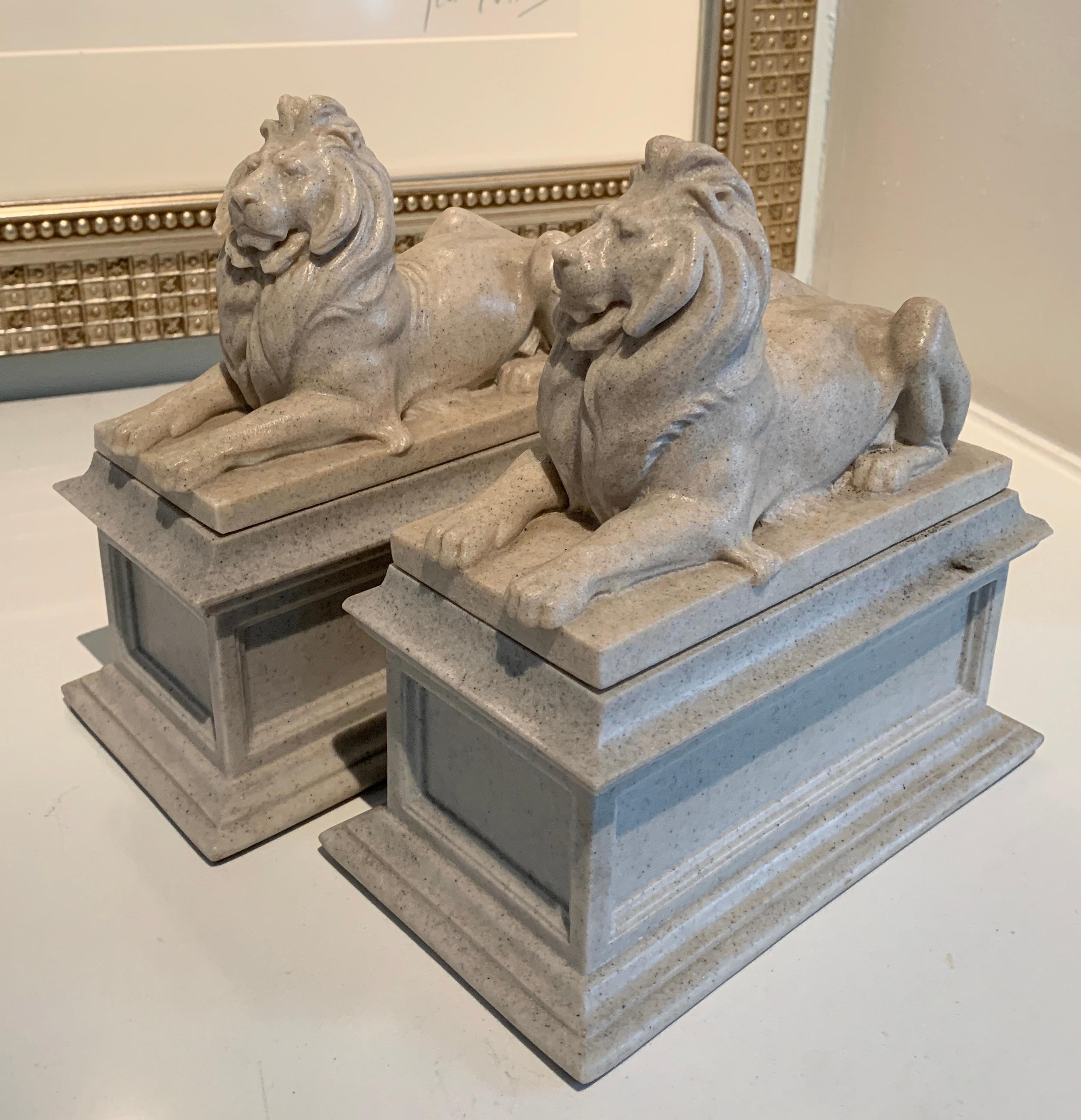 Paar liegende Löwen-Buchstützen (20. Jahrhundert) im Angebot