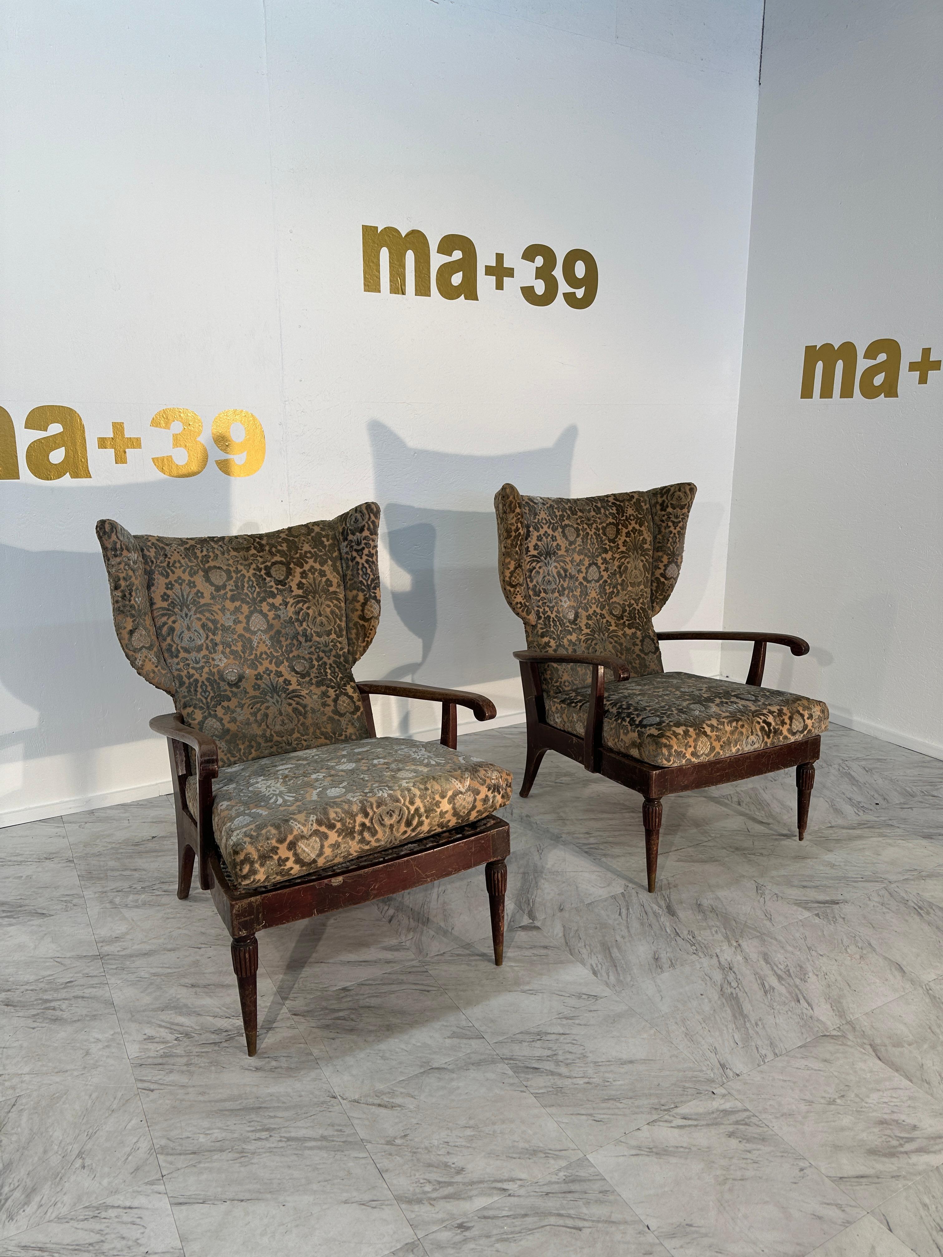 Das Paar Rückenlehnensessel von Paolo Buffa aus dem Jahr 1950 ist ein Höhepunkt der Eleganz des Designs der Jahrhundertmitte. Diese mit viel Liebe zum Detail gefertigten Sessel haben eine Wingback-Silhouette, die sowohl Komfort als auch Raffinesse