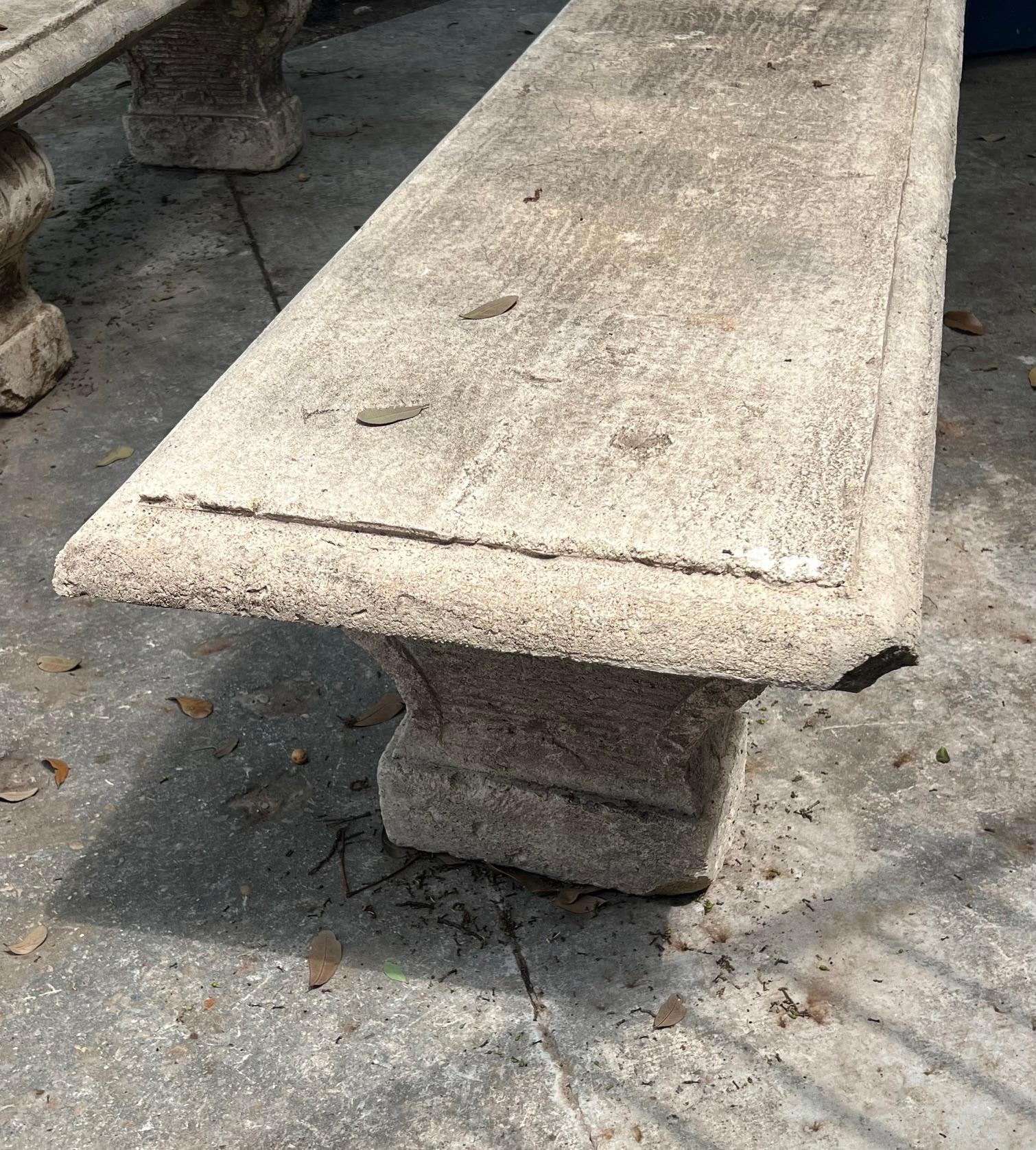Ein Paar wiederaufgebaute Gartenbänke aus Kalkstein aus Süditalien 11