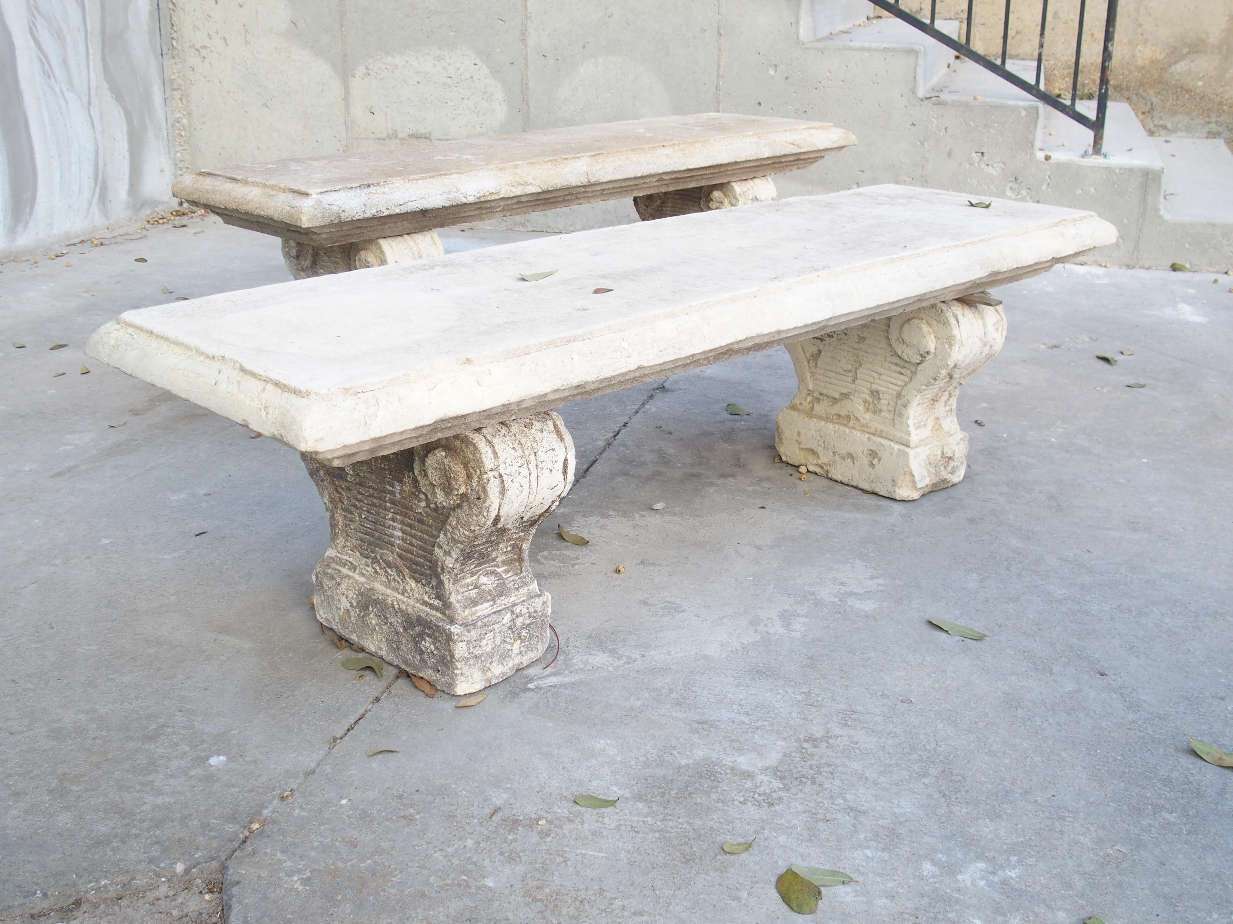 Ein Paar wiederaufgebaute Gartenbänke aus Kalkstein aus Süditalien (Italienisch)
