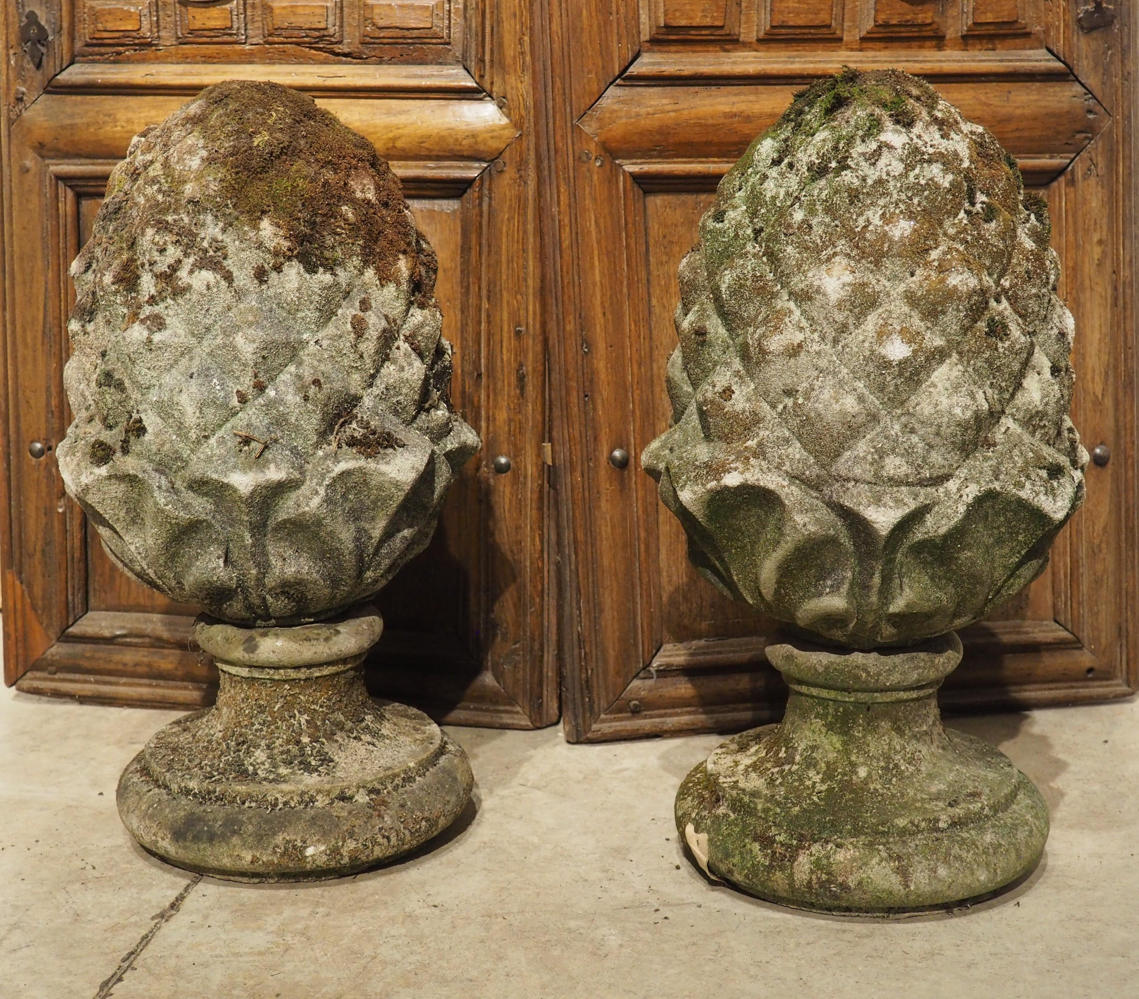 Weitere Informationen folgen in Kürze...

Dieses ursprünglich aus Belgien stammende Paar Ananas-Finials stammt aus den 1970er Jahren.  Die aus rekonstituiertem Stein gefertigten Endstücke sind unglaublich gut detailliert, wobei jede der Früchte