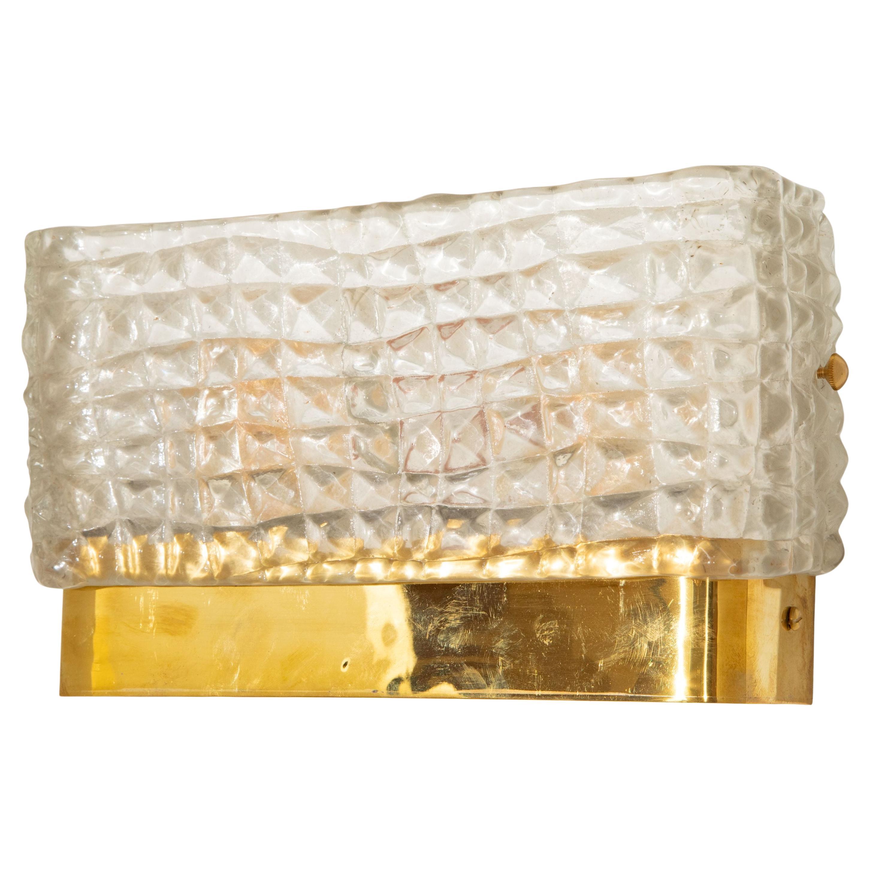 Pair of rectangular clear Murano textured glass and brass wall lights, 
Elegant pair of art deco style Murano glass sconces, handcrafted in Italy, featuring rectangular translucent shades made of textured clear and white glass. The glass is mounted