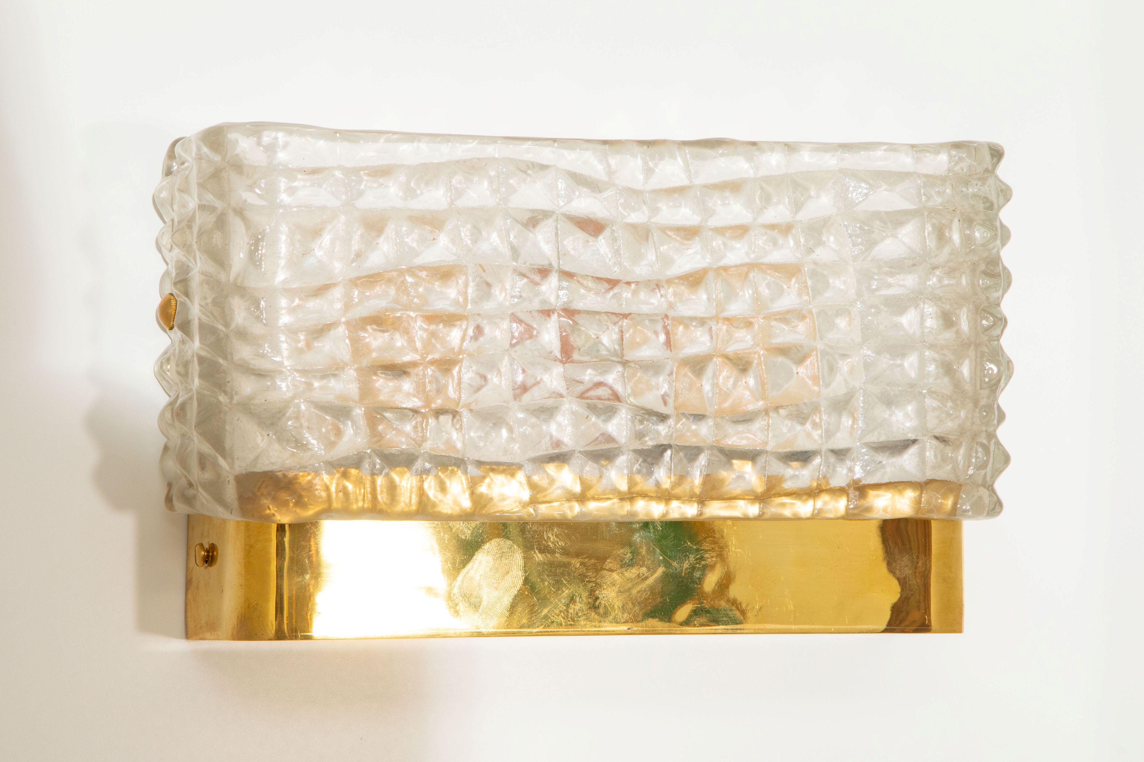 Contemporary Pair of Rectangular Clear Murano Textured Glass and Brass Wall Lights, in stock For Sale