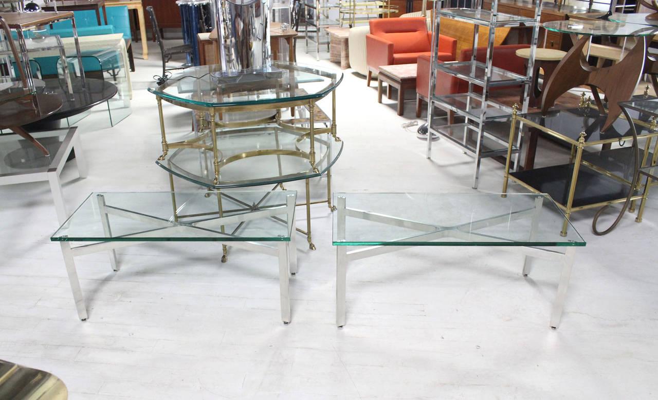 Américain Paire de tables d'appoint rectangulaires Crome X Base 3/4 po. avec plateau en verre en vente