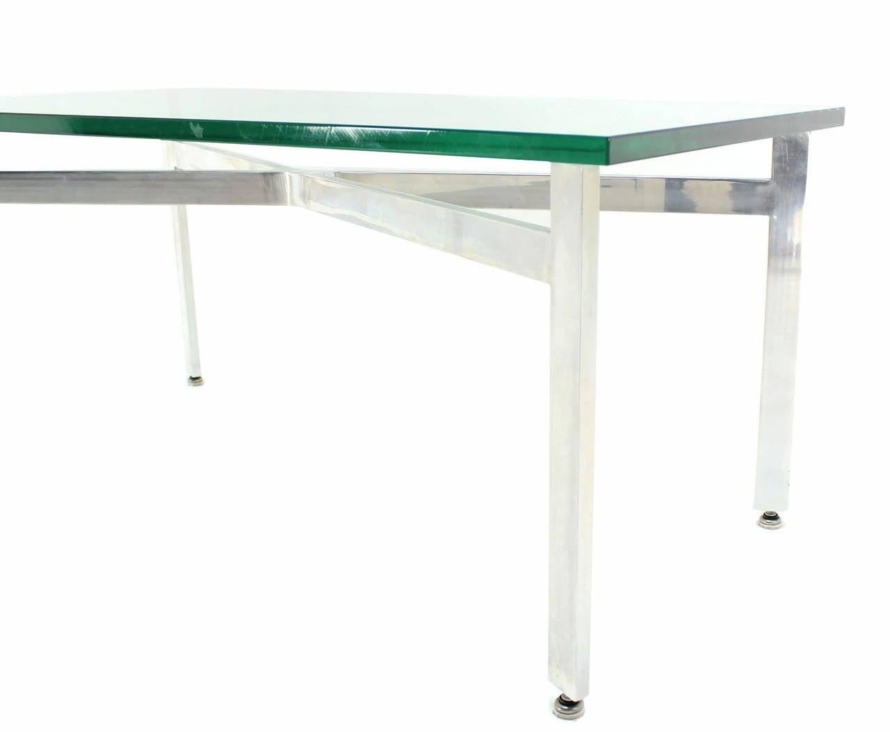 20ième siècle Paire de tables d'appoint rectangulaires Crome X Base 3/4 po. avec plateau en verre en vente