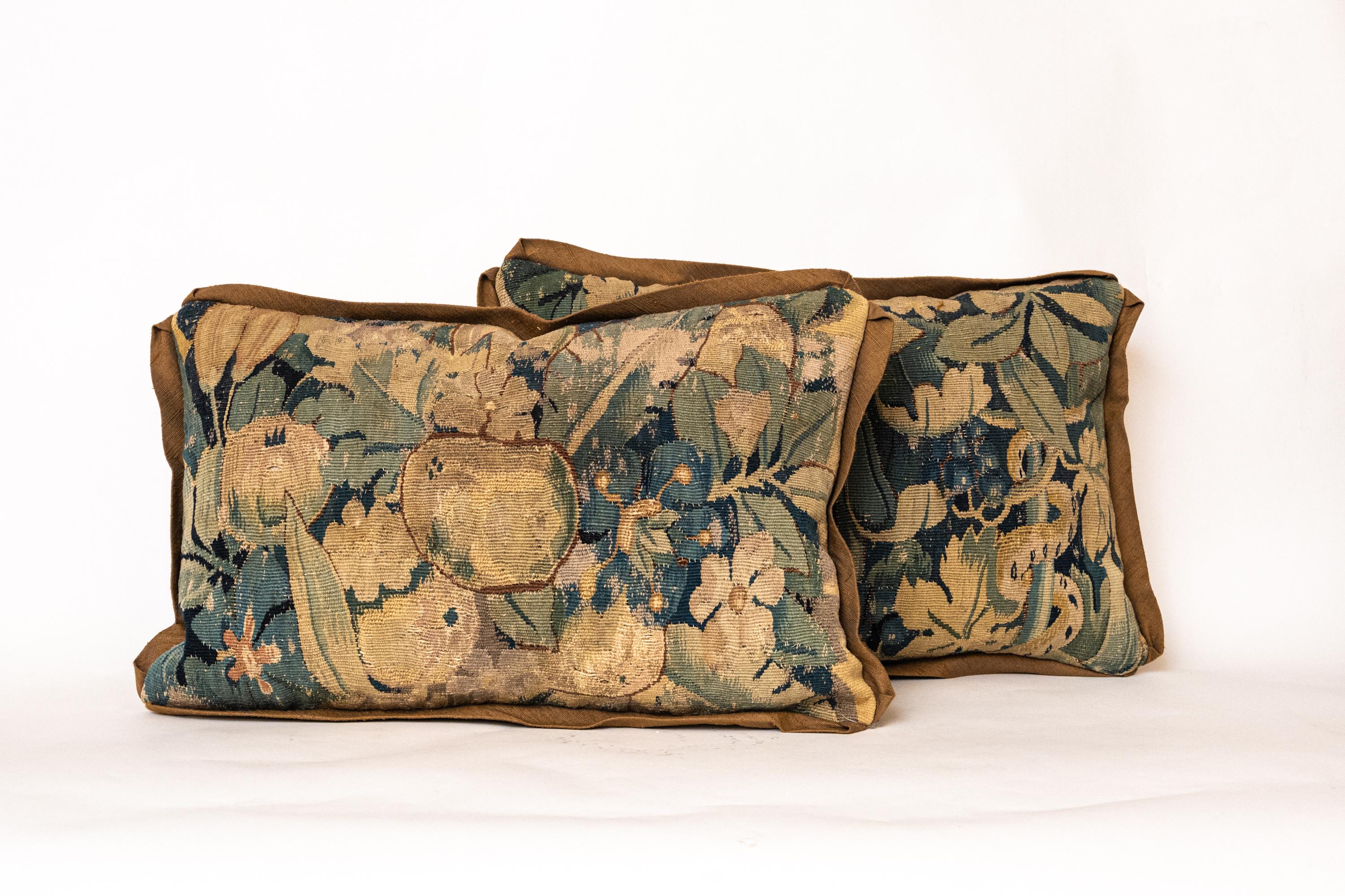 Une paire de créations textiles anciennes, la tapisserie de Bruxelles du 17ème siècle avec des motifs classiques de fruits et de fleurs. Bords et dos biaisés en soie. Insertion 50 duvet/50 plumes. Toutes les ventes sont finales
