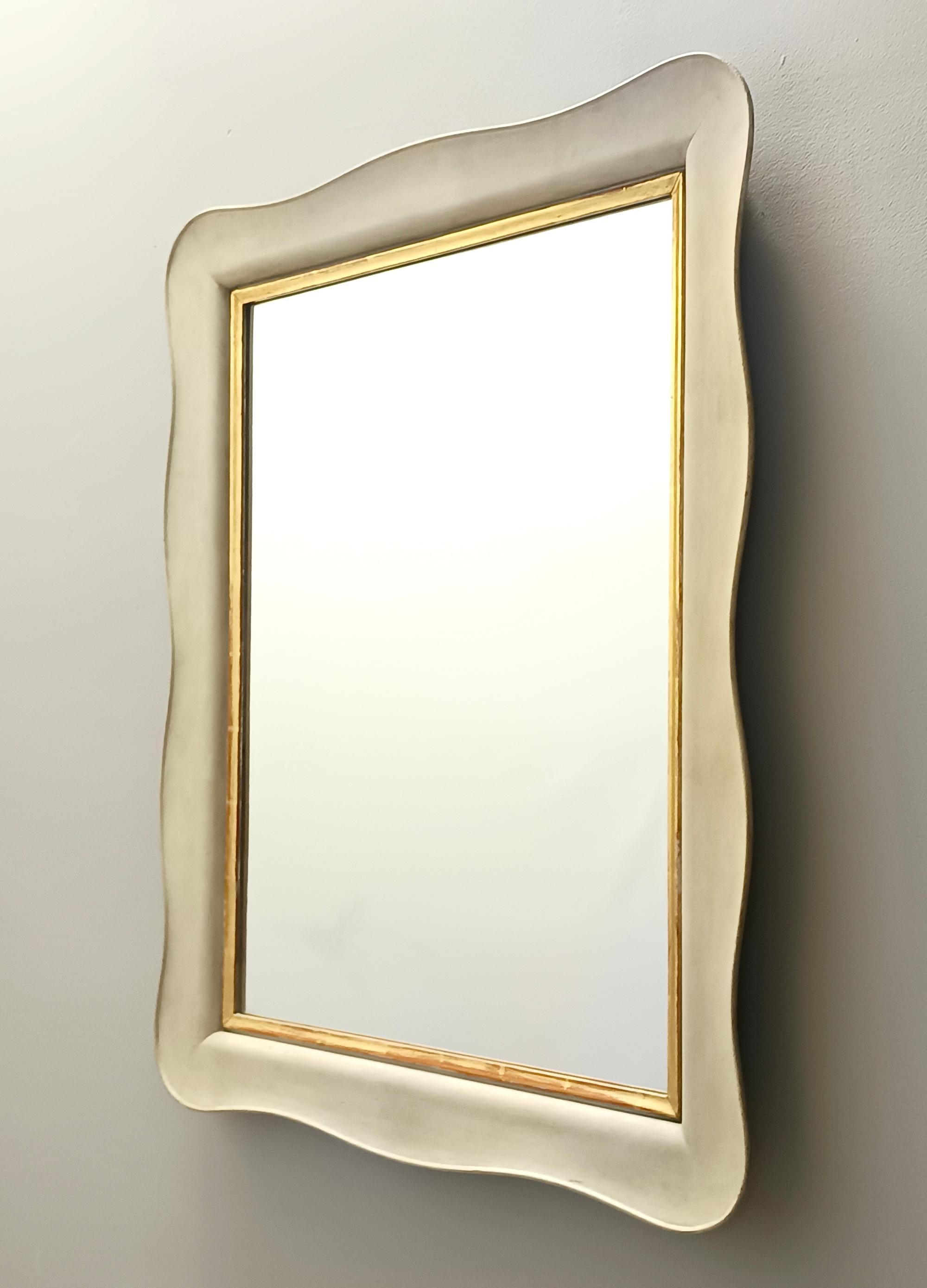 Pareja de espejos rectangulares de pared de madera lacada en marfil de Paolo Buffa, Italia mediados del siglo XX en venta