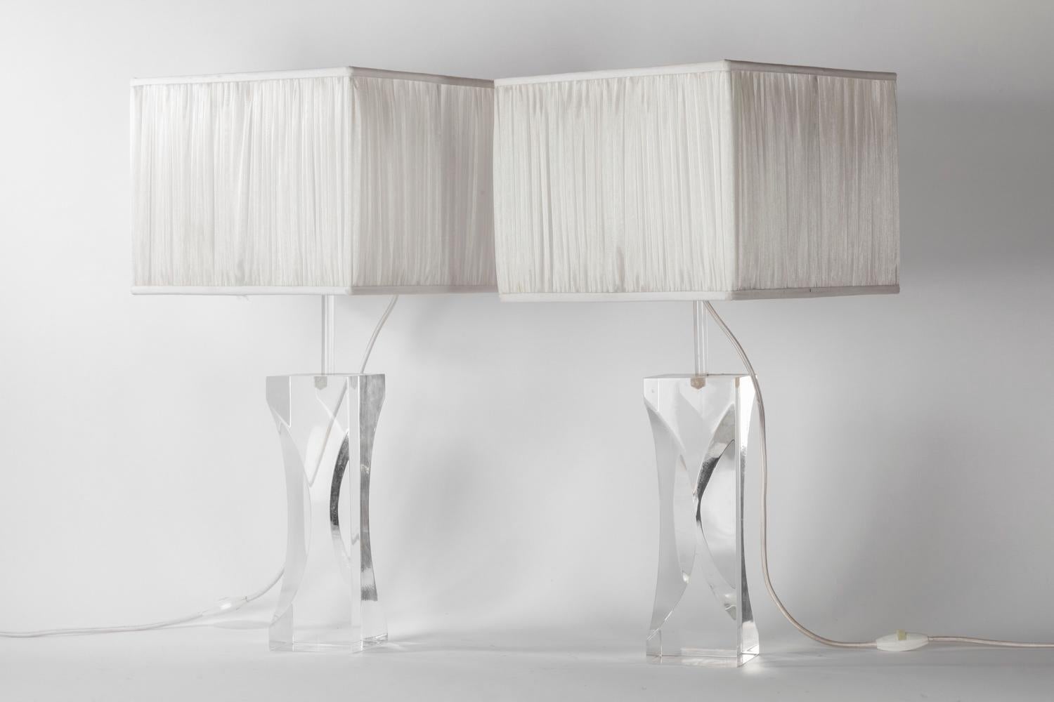 Pair of rectangular Lucite lamps with irregular canted corners.

Work realized in the 1970s.

Functional electrical system.
 