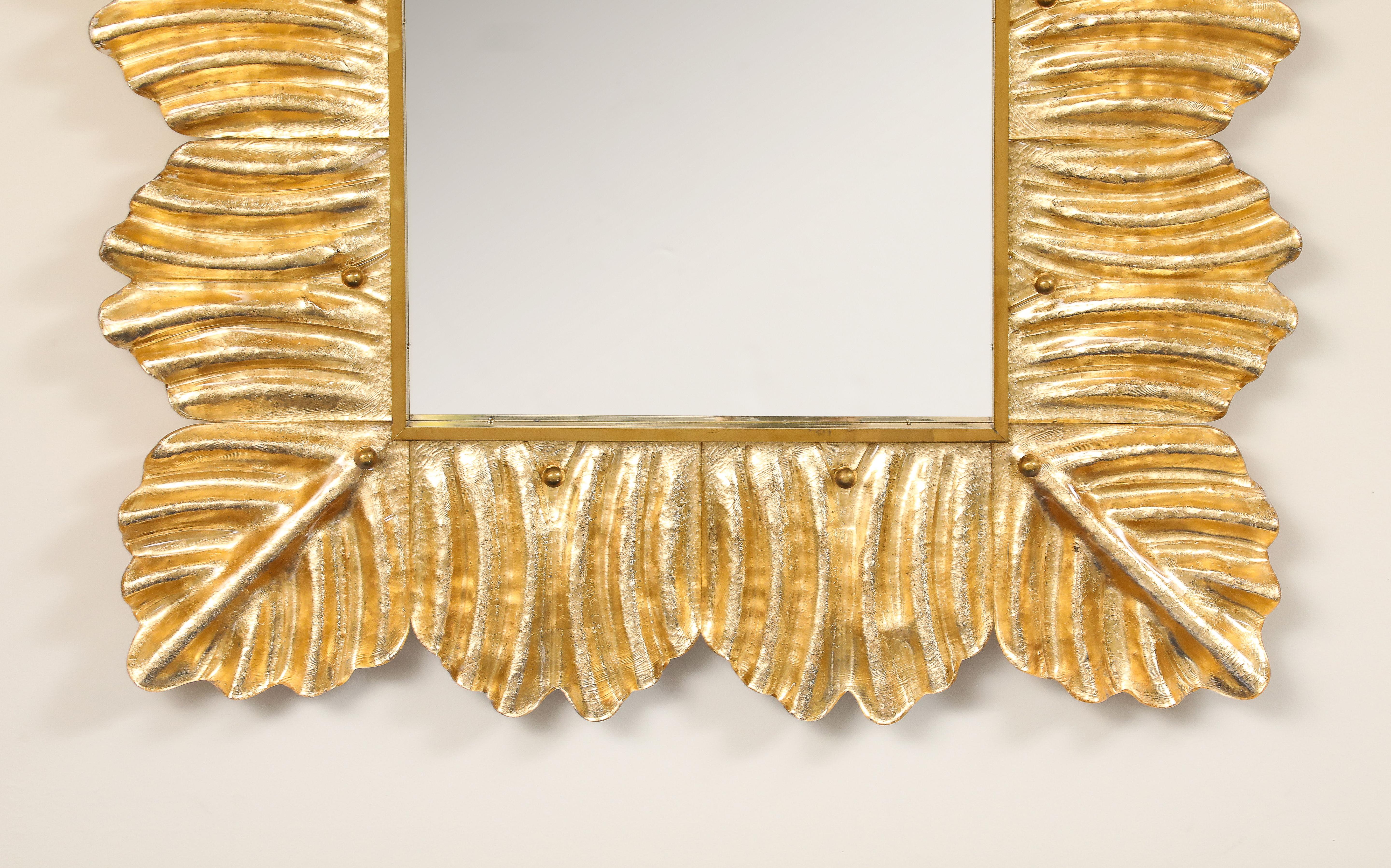 XXI secolo e contemporaneo Coppia di specchi rettangolari in vetro di Murano con dettagli in ottone e foglia d'oro, Italia in vendita