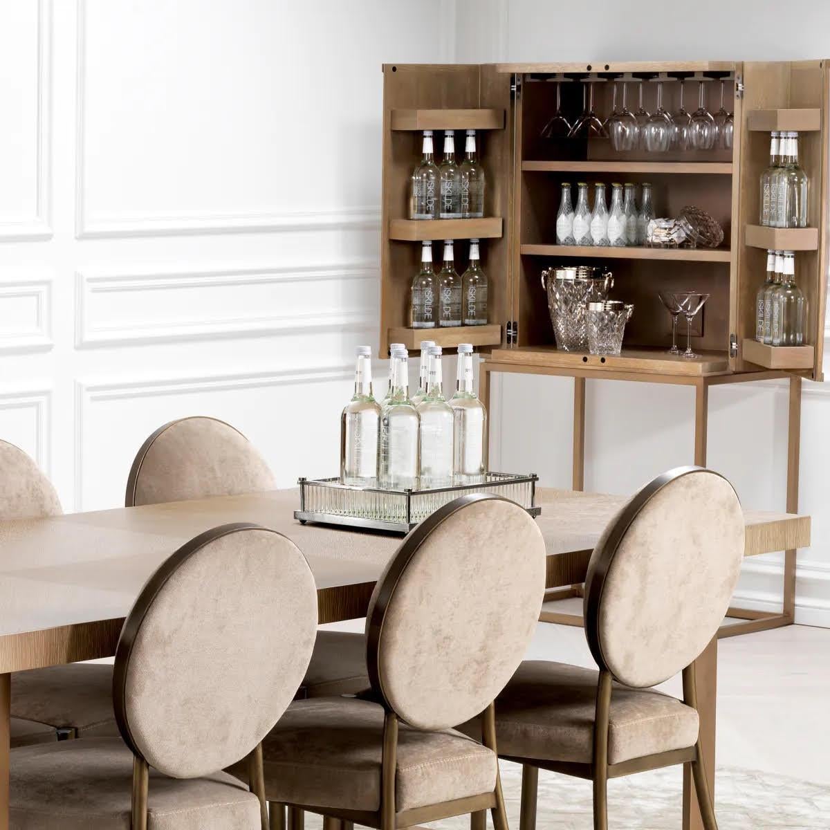 Coppia di vassoi rettangolari, metallo argentato, vetro specchiato e vetro trasparente.

Abbellisci la tua casa con questo vassoio decorativo.
Questo elegante vassoio quadrato presenta una base in vetro specchiato e gambi in vetro trasparente in