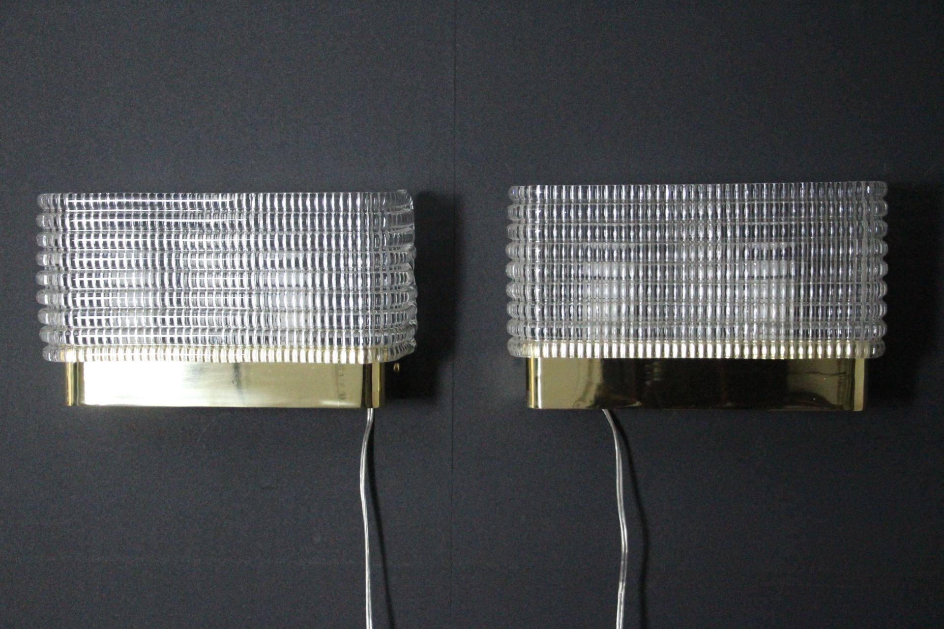 Contemporary Pair of Rectangular Wall Lights Sconces in Textured Murano Glass For Sale