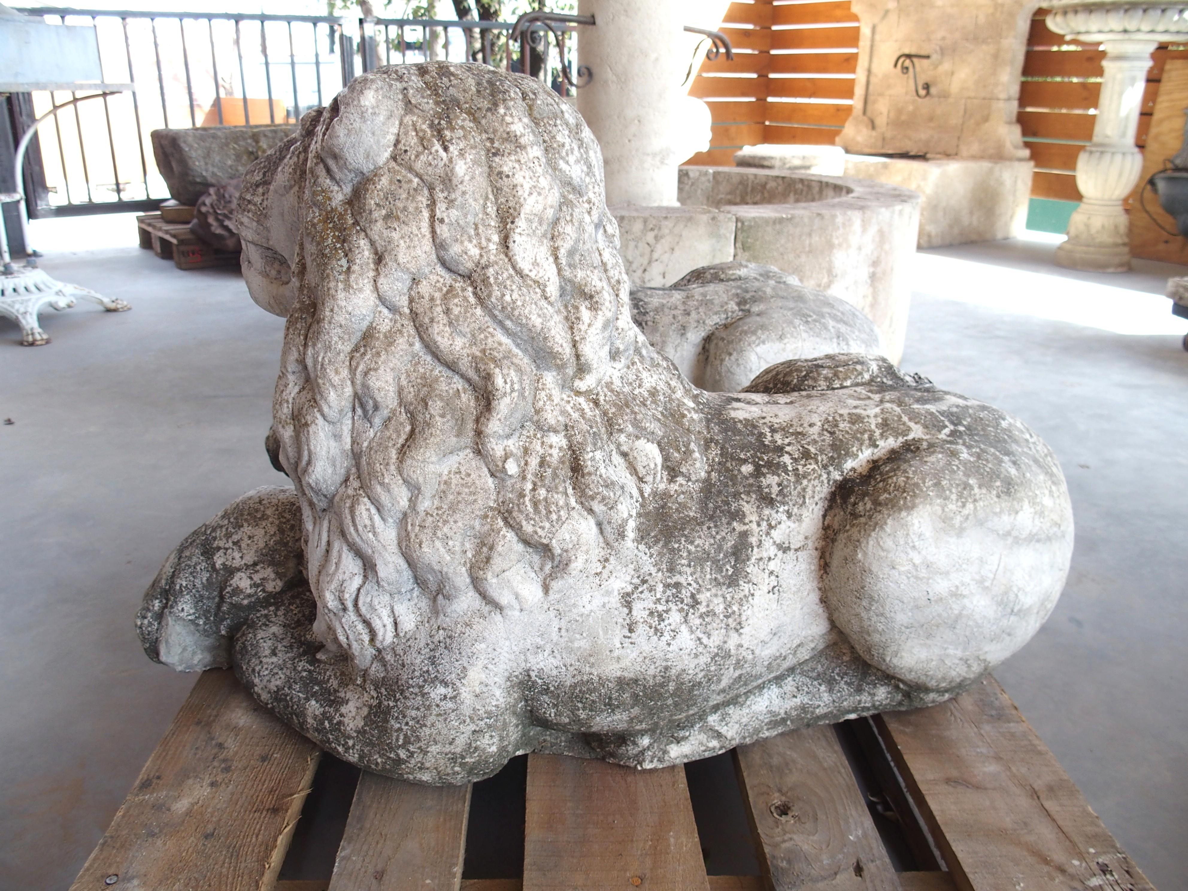 Pareja de leones de jardín yacentes de piedra reconstituida procedentes de Bélgica, circa 1960 en venta 10